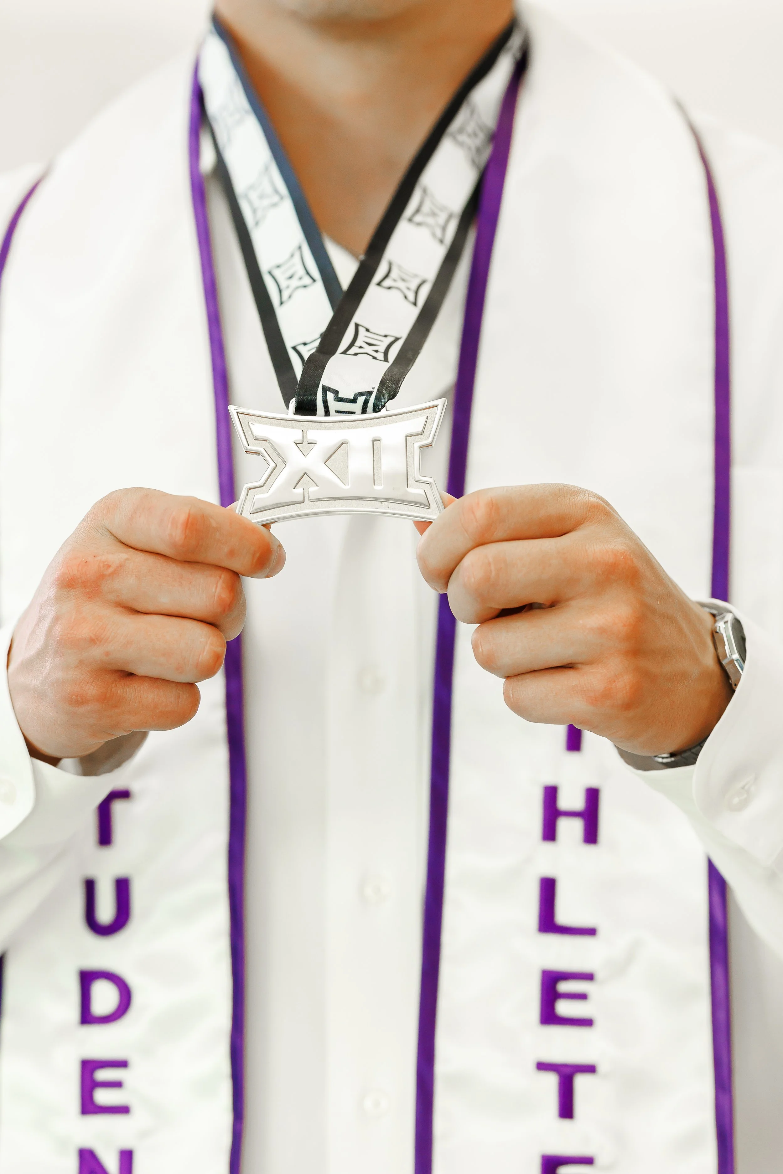 Guide-to-Dallas-Graduation-Photos-Ideas-tcu-student-athlete