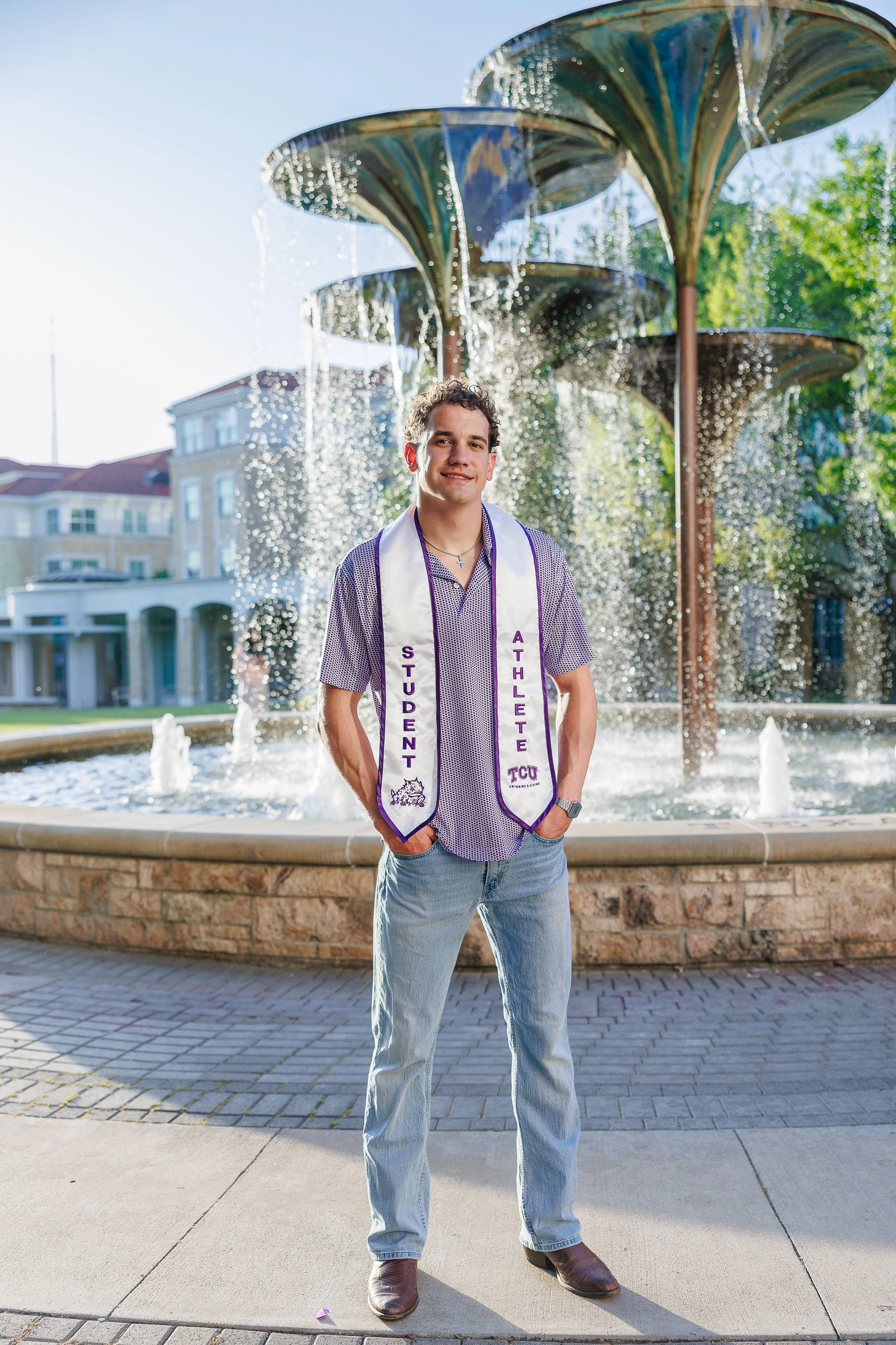 Guide-to-Dallas-Graduation-Photos-Ideas-frog-fountain