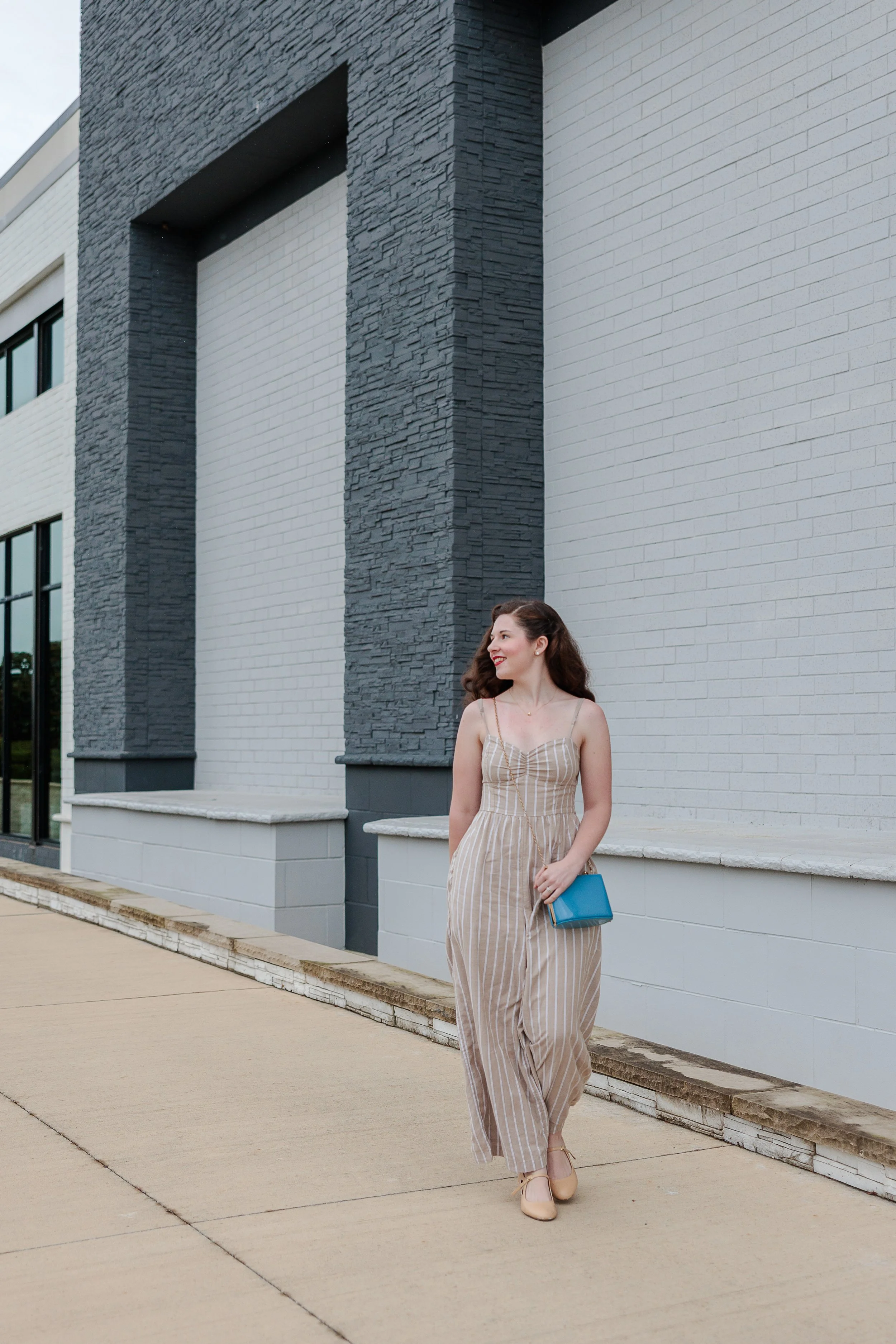 How-to-Pose-Naturally-for-Stunning-Graduation-Photos-dallas-fort-worth