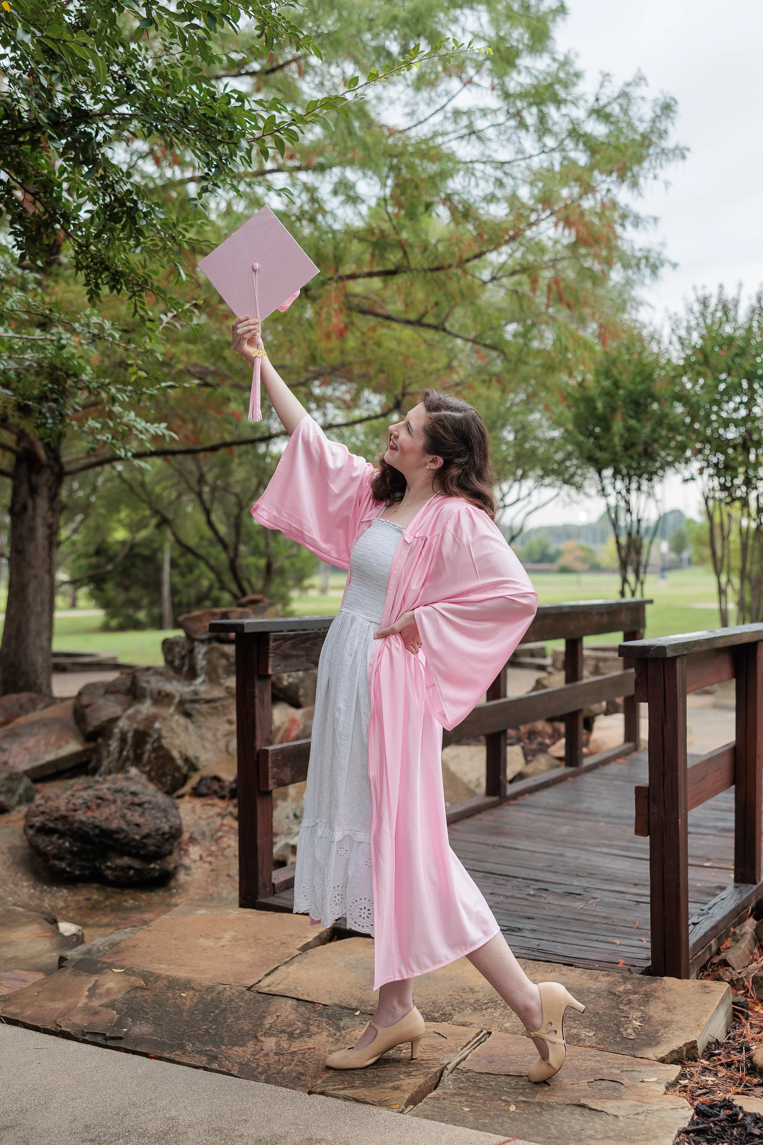 How-to-Pose-Naturally-for-Stunning-Graduation-Photos-cap-and-gown