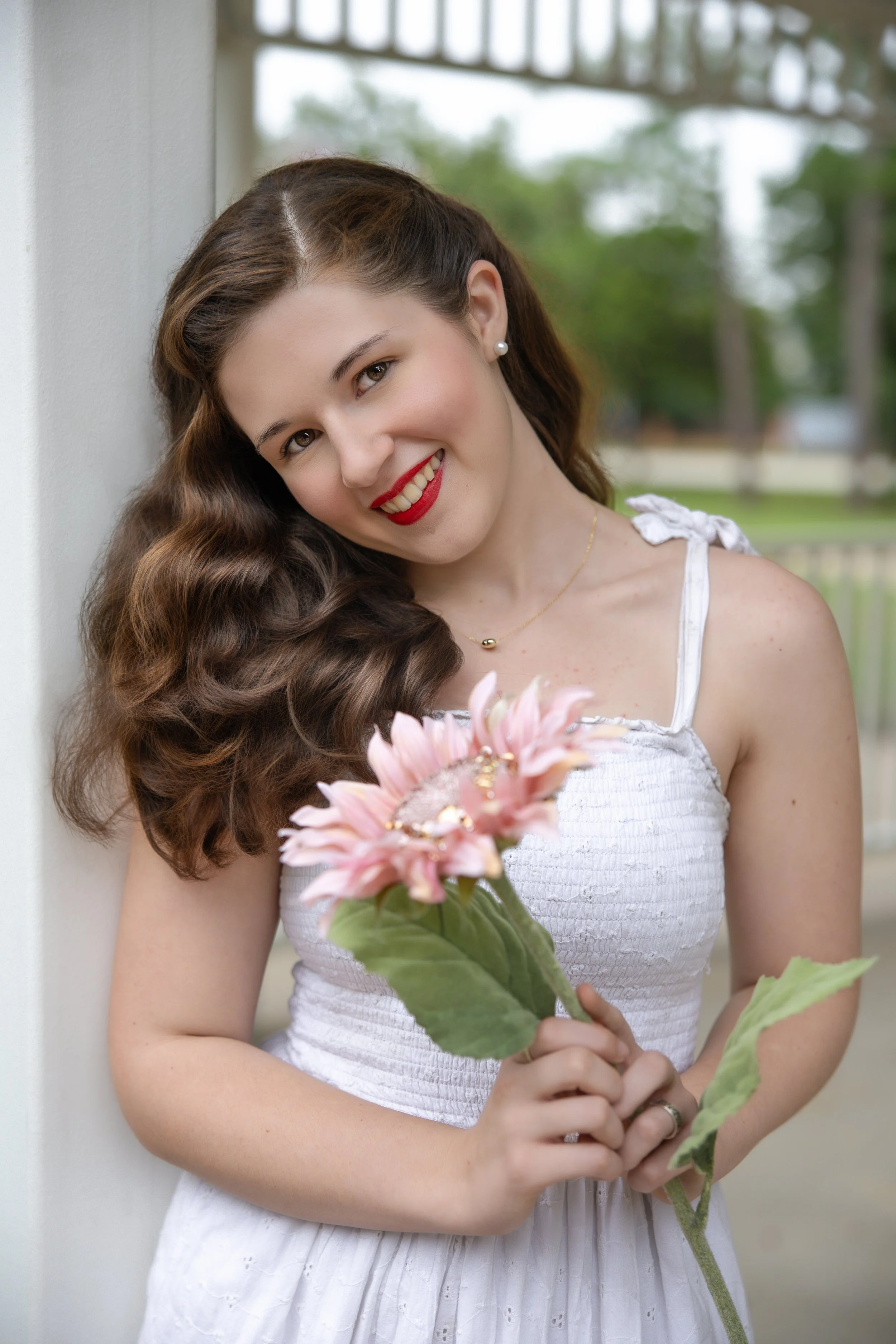 How-to-Pose-Naturally-for-Stunning-Graduation-Photos-senior-photography