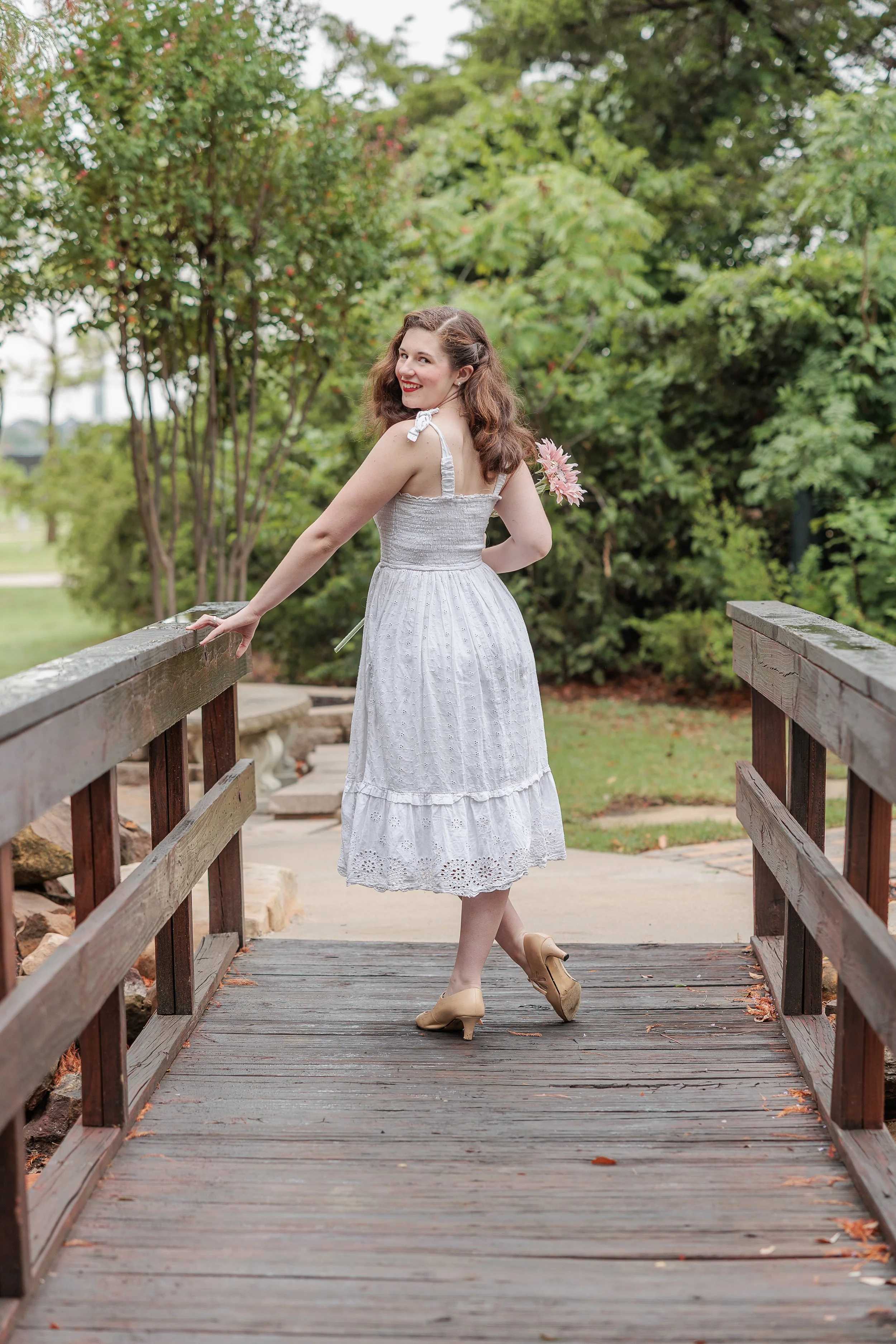 How-to-Pose-Naturally-for-Stunning-Graduation-Photos-fort-worth-photographer