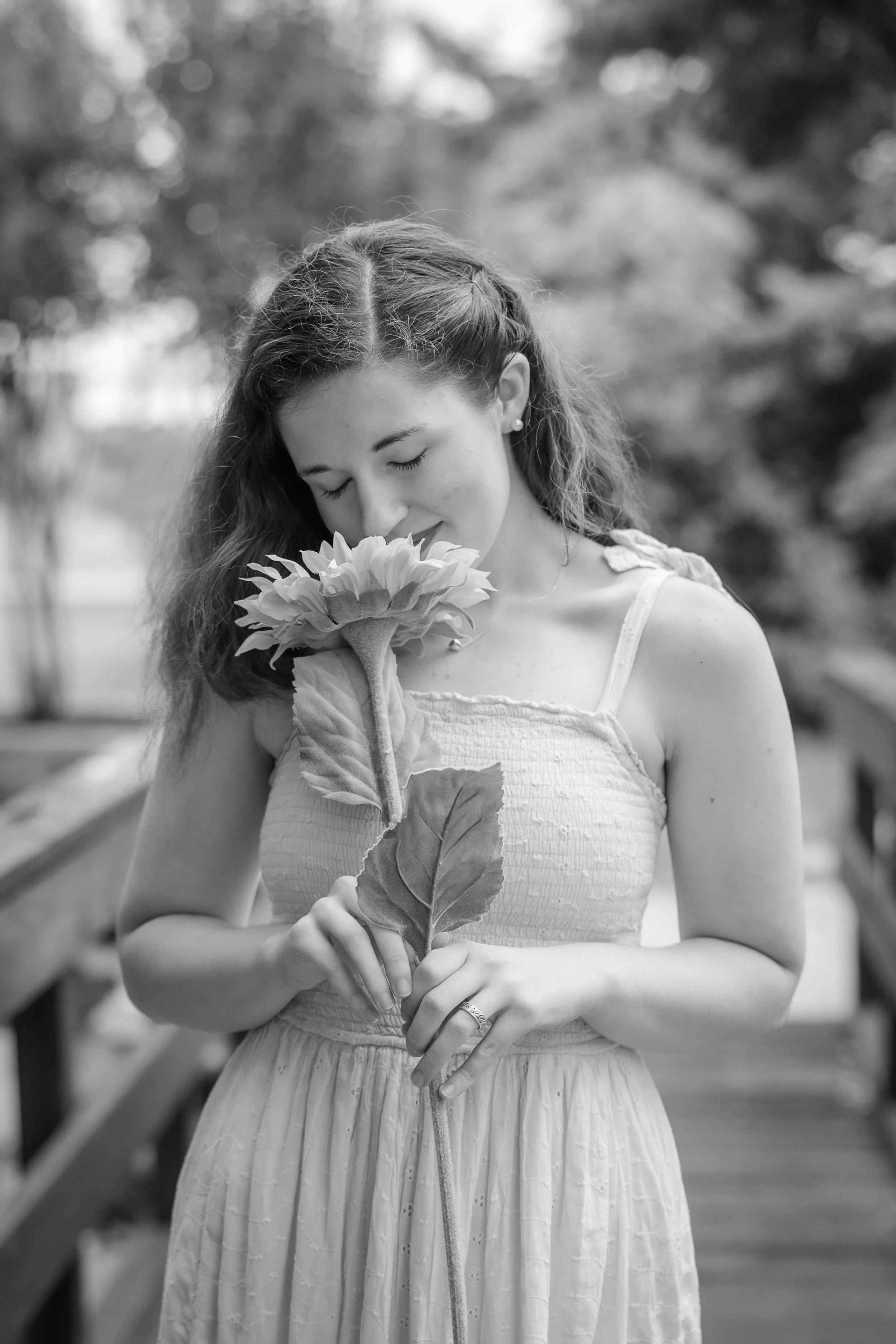 How-to-Pose-Naturally-for-Stunning-Graduation-Photos-black-and-white-senior-pictures