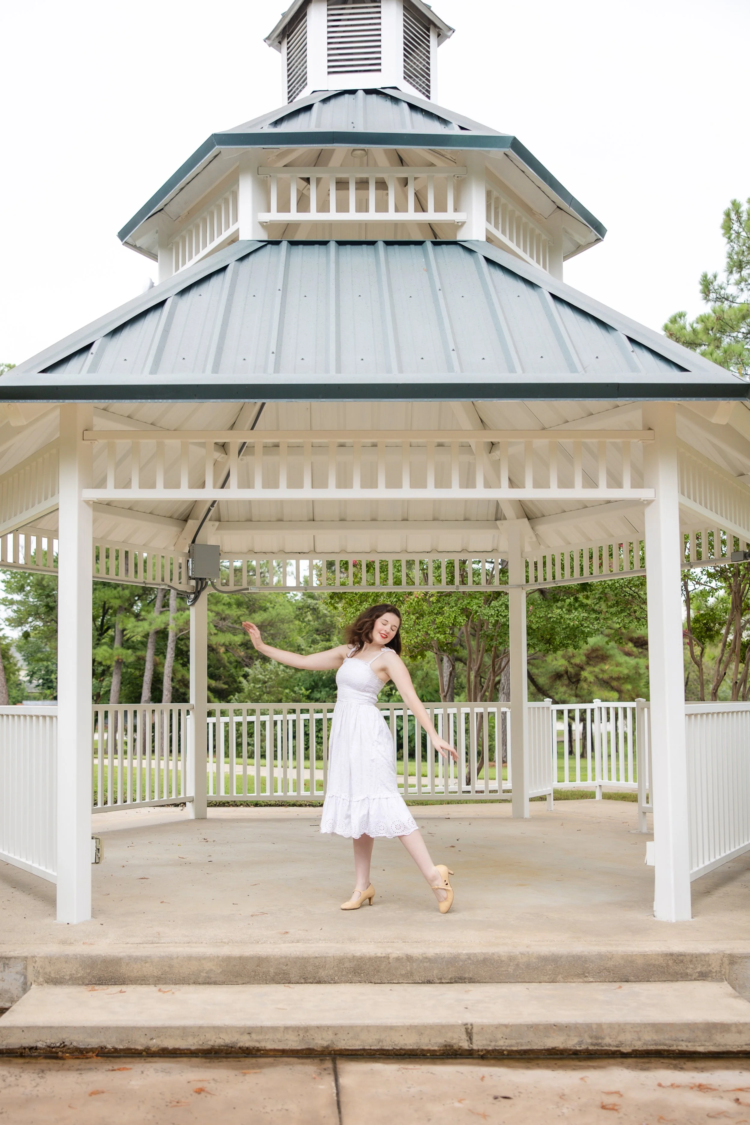 How-to-Pose-Naturally-for-Stunning-Graduation-Photos-senior-photography