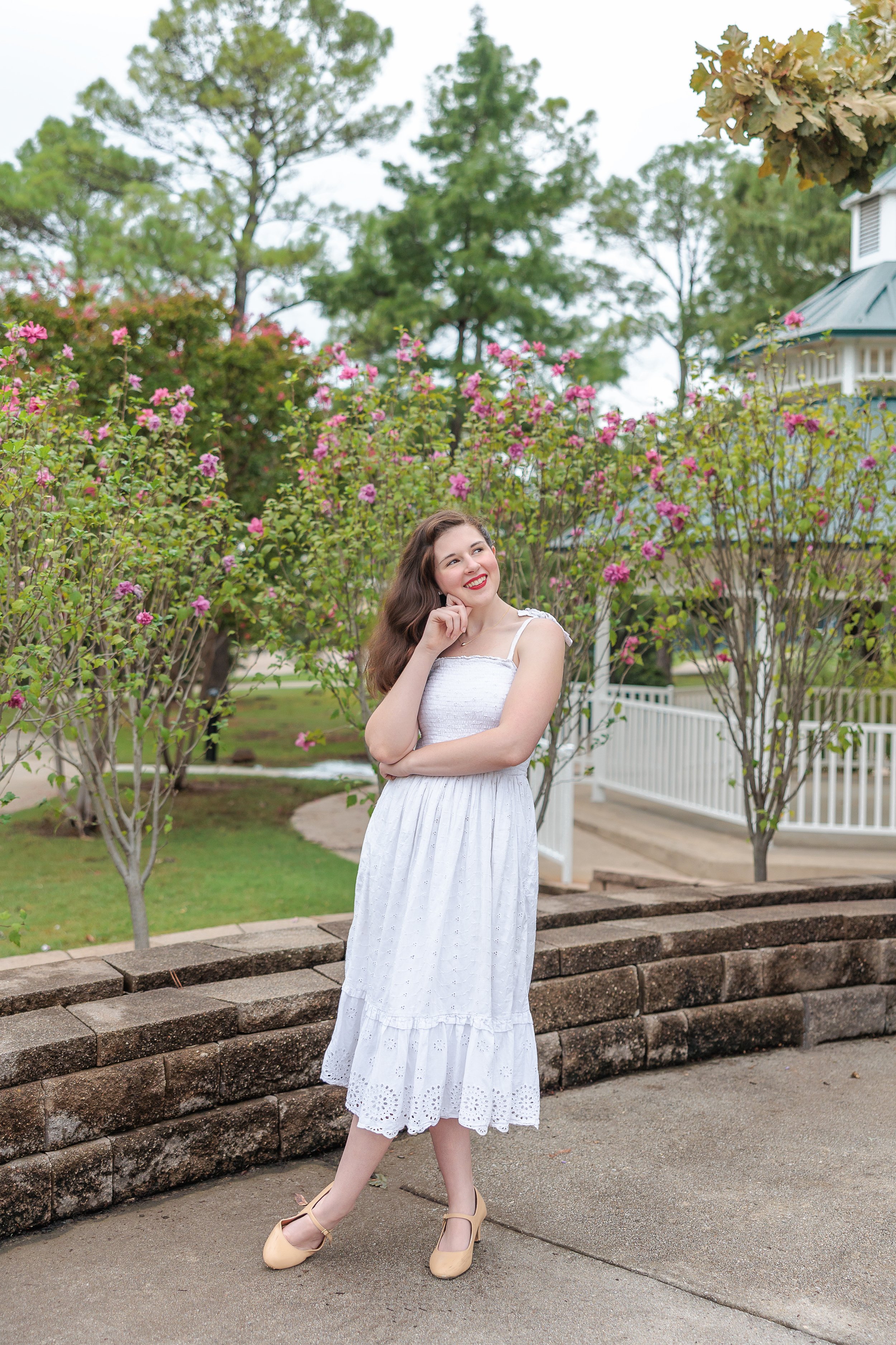 How-to-Pose-Naturally-for-Stunning-Graduation-Photos-outfits