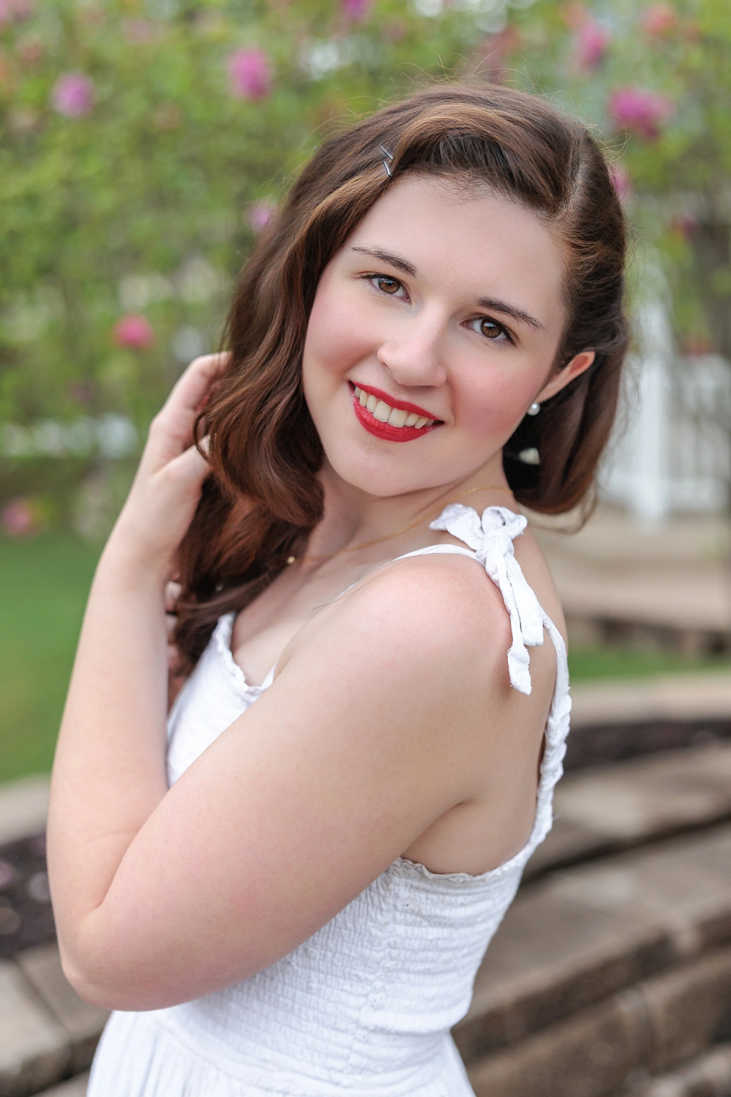 How-to-Pose-Naturally-for-Stunning-Graduation-Photos-posing