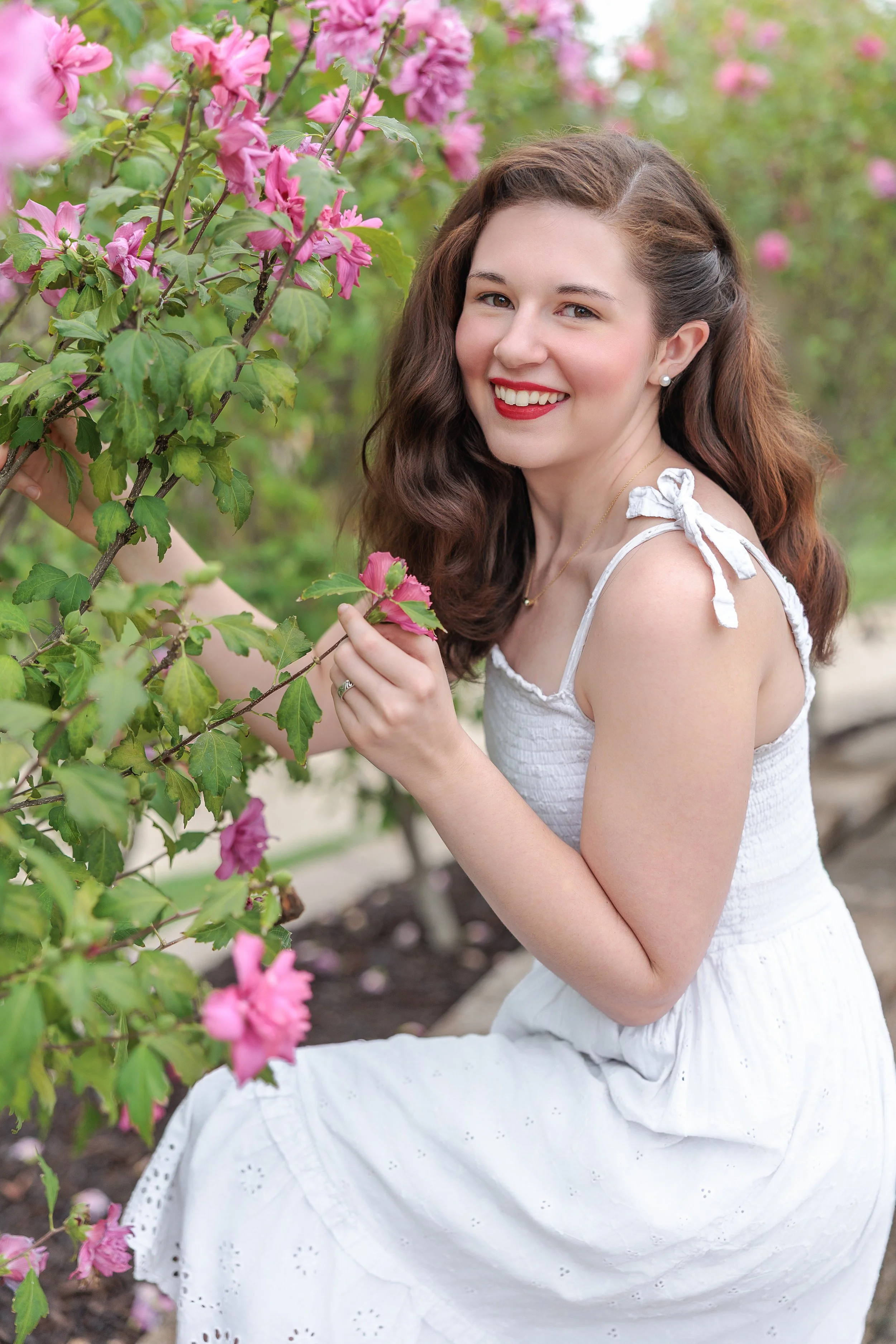 How-to-Pose-Naturally-for-Stunning-Graduation-Photos-garden-photos