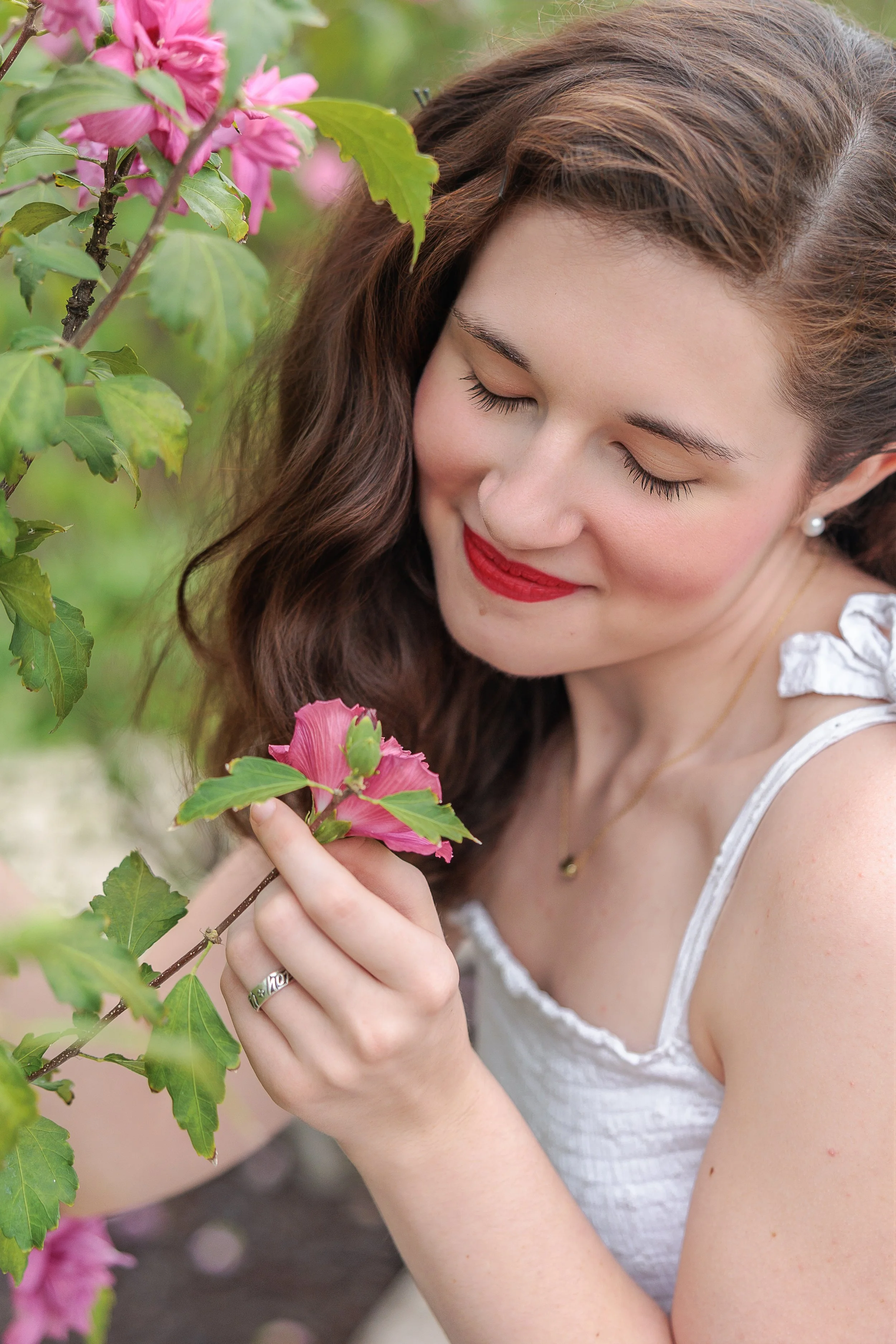 How-to-Pose-Naturally-for-Stunning-Graduation-Photography-poses