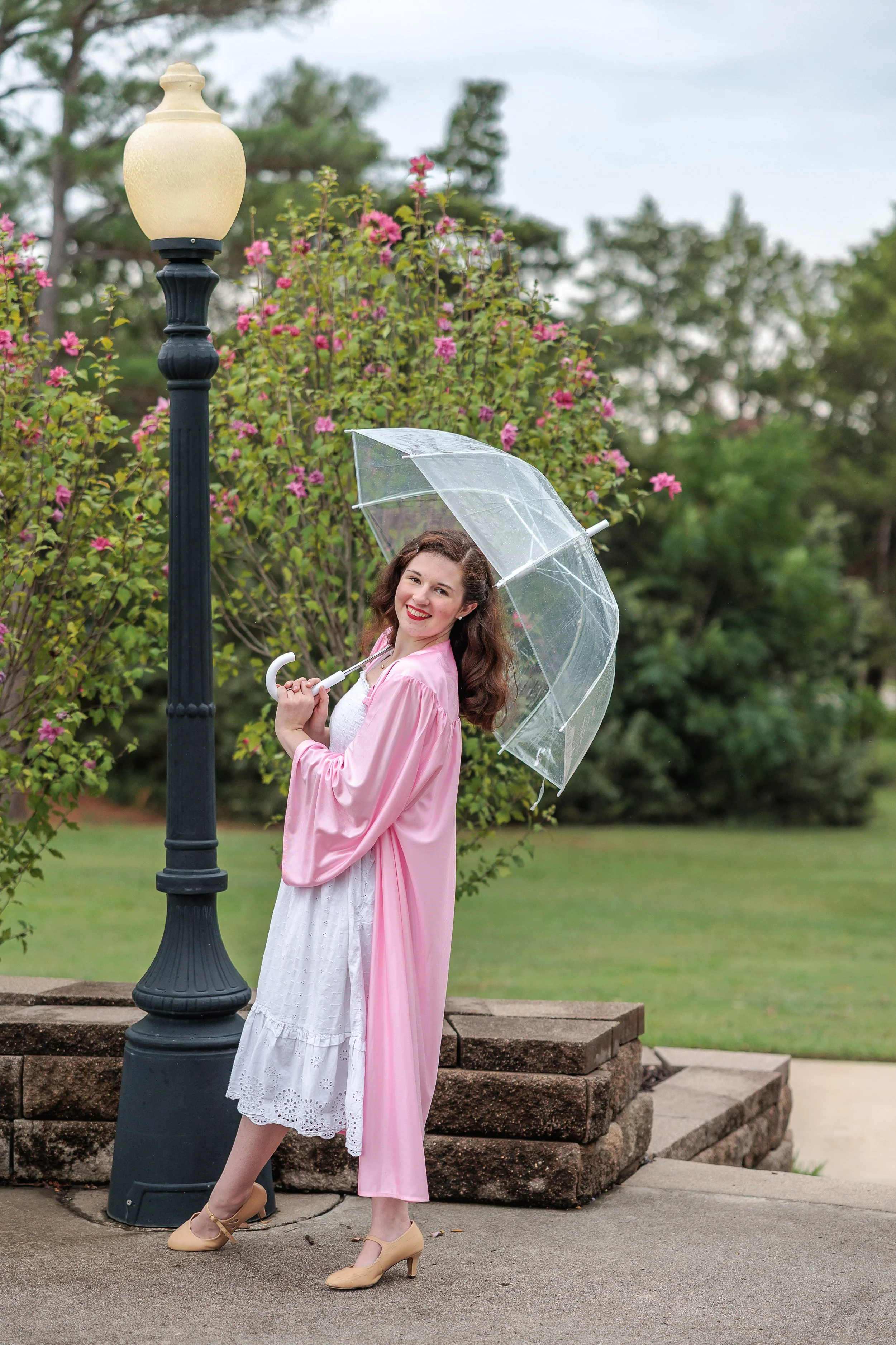 How-to-Pose-Naturally-for-Stunning-Graduation-Photo-ideas