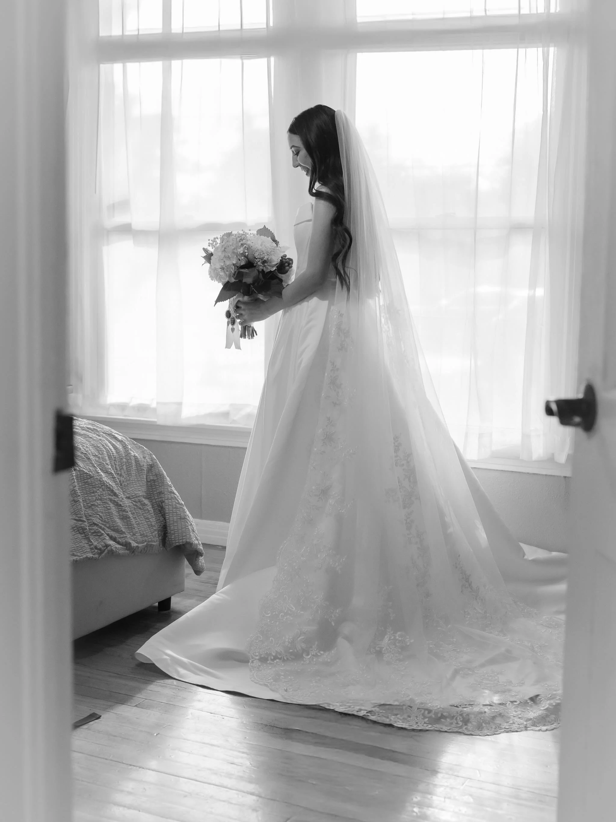 Those last few quiet moments with the bride before she walks down the aisle to her groom are some of my favorite moments to photograph! #iykyk❤️