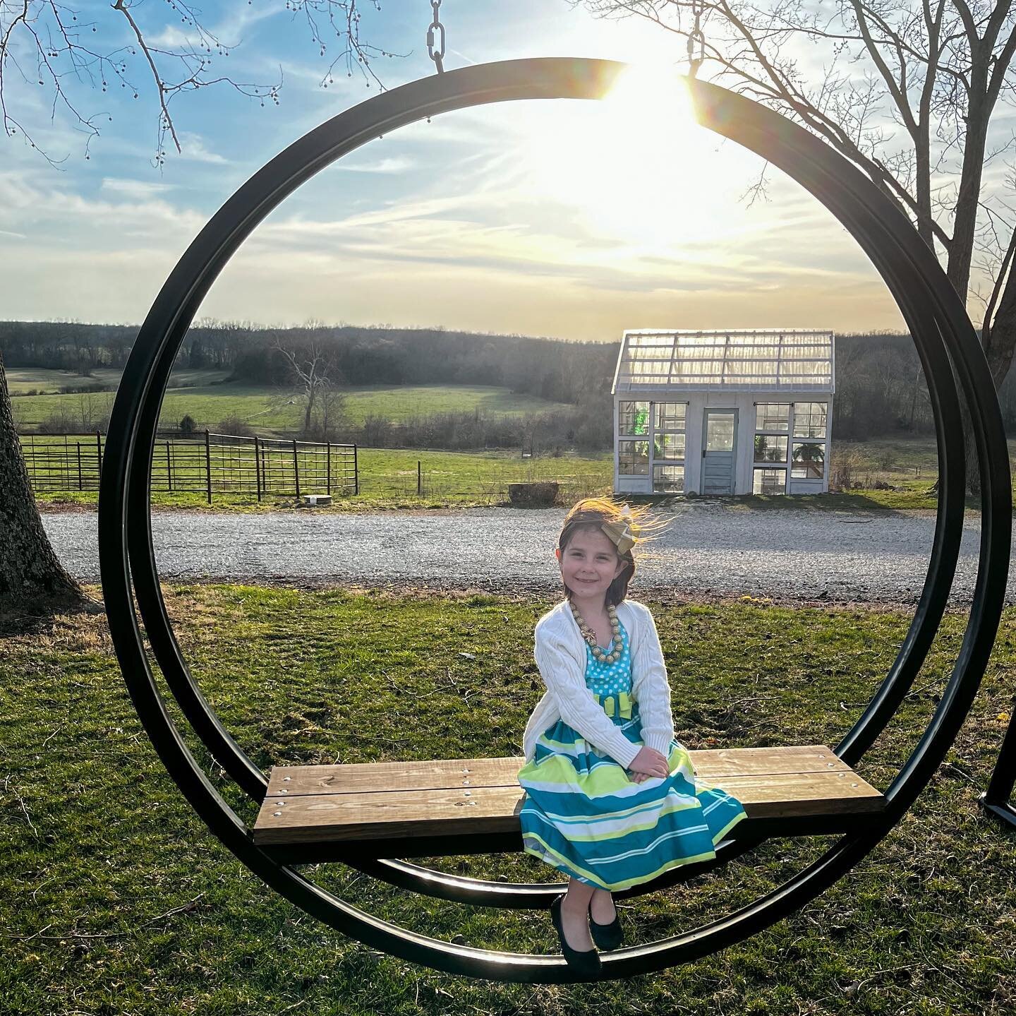 HERE IT IS! 🤩

A wreath swing for our couples to use for wedding day pictures ❤️❤️❤️

I asked the prettiest girl I know to model for me 😍 she picked her outfit and accessories 💁🏻&zwj;♀️

I can&rsquo;t wait to see the photos taken under the shade 