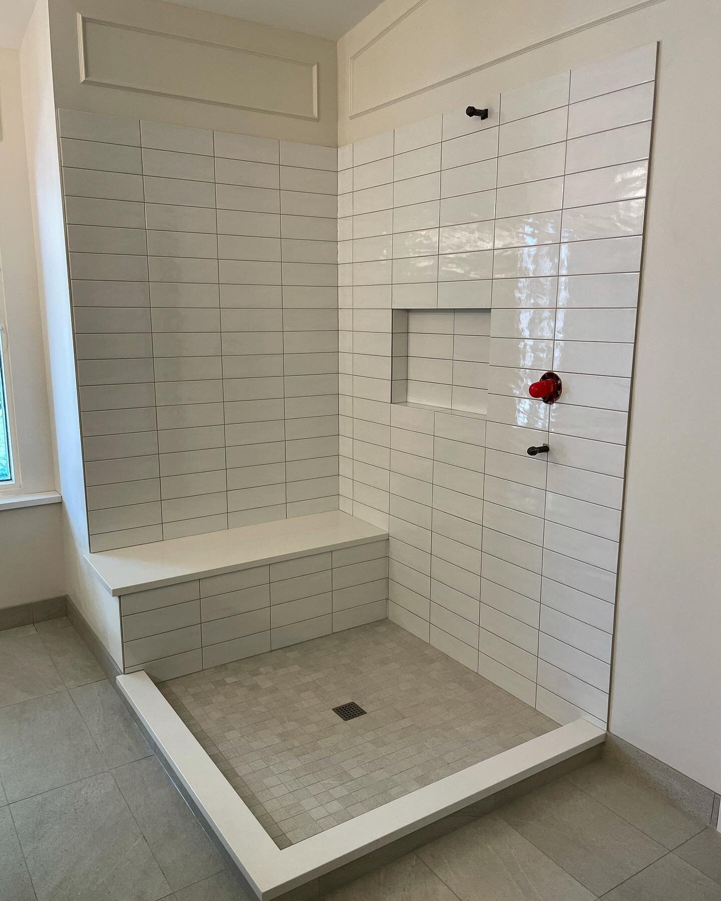 Nice clean looking shower all wrapped up! 

Tile is from @amestile_ and the bench and curb are from @laportesurfaces 

#bathroomdesign
#walkinshower
#wedi 
#bathroomrenovation
#bathroom
#subwaytile
#calgaryrenovations
#yycconstruction
#yycrenovations