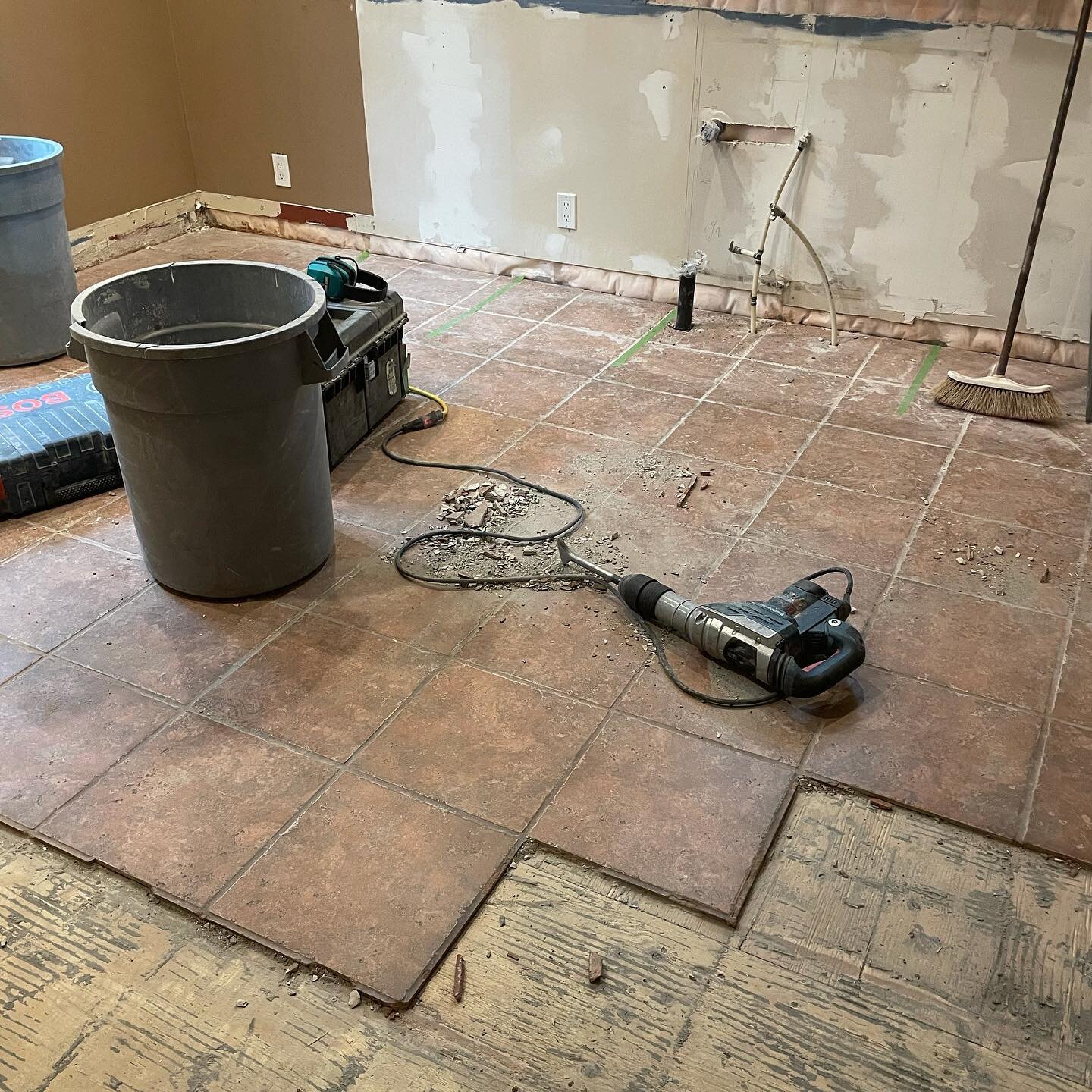 Demo day for this kitchen floor! 

#yyccontractor 
#calgaryrenovation 
#calgaryrenos 
#yyctile 
 #renovation
#tilework 
#tilelove 
#tileaddiction 
#Ihaveathingwithtiles 
#kitchendesign 
#demo
#demolition
#oldtiles