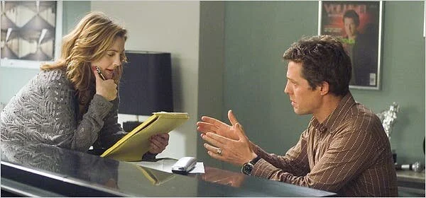  - Former music superstar Alex Fletcher used to pack them in back in the 1980s, but now he is reduced to playing nostalgia tours and county fairs. He scores a chance at a major comeback when reigning pop diva Cora Corman asks him to write a song for her, but he hasn't written anything in years and cannot compose lyrics anyway. Noticing that Sophie, the plant lady, has a way with words, Alex proposes that he and Sophie team up.