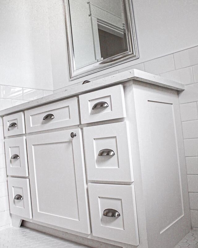 I'm sure you've noticed the style and color change in some of the housing stock on the market here in Central-Louisiana.
.
.
In this picture is a shot of a second-bath in a speculation home we constructed and sold in Alexandria, La. .
.
One of my fav