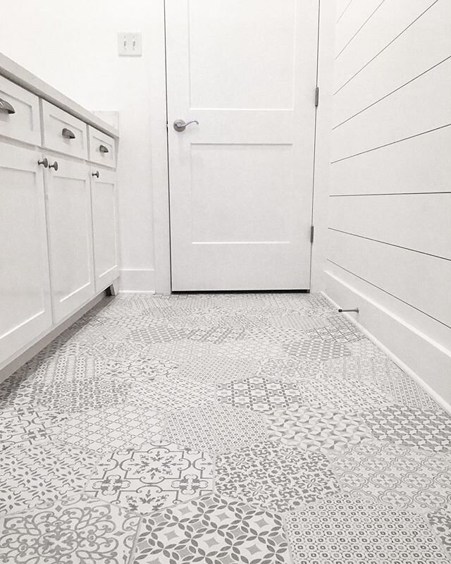 The laundry room is always such a dull space in the home, especially in speculative-homes for sale in Central-Louisiana. .
.
In this picture is a snap of a laundry room in a home we constructed and sold in Alexandria, Louisiana. .
.
I enjoy taking th