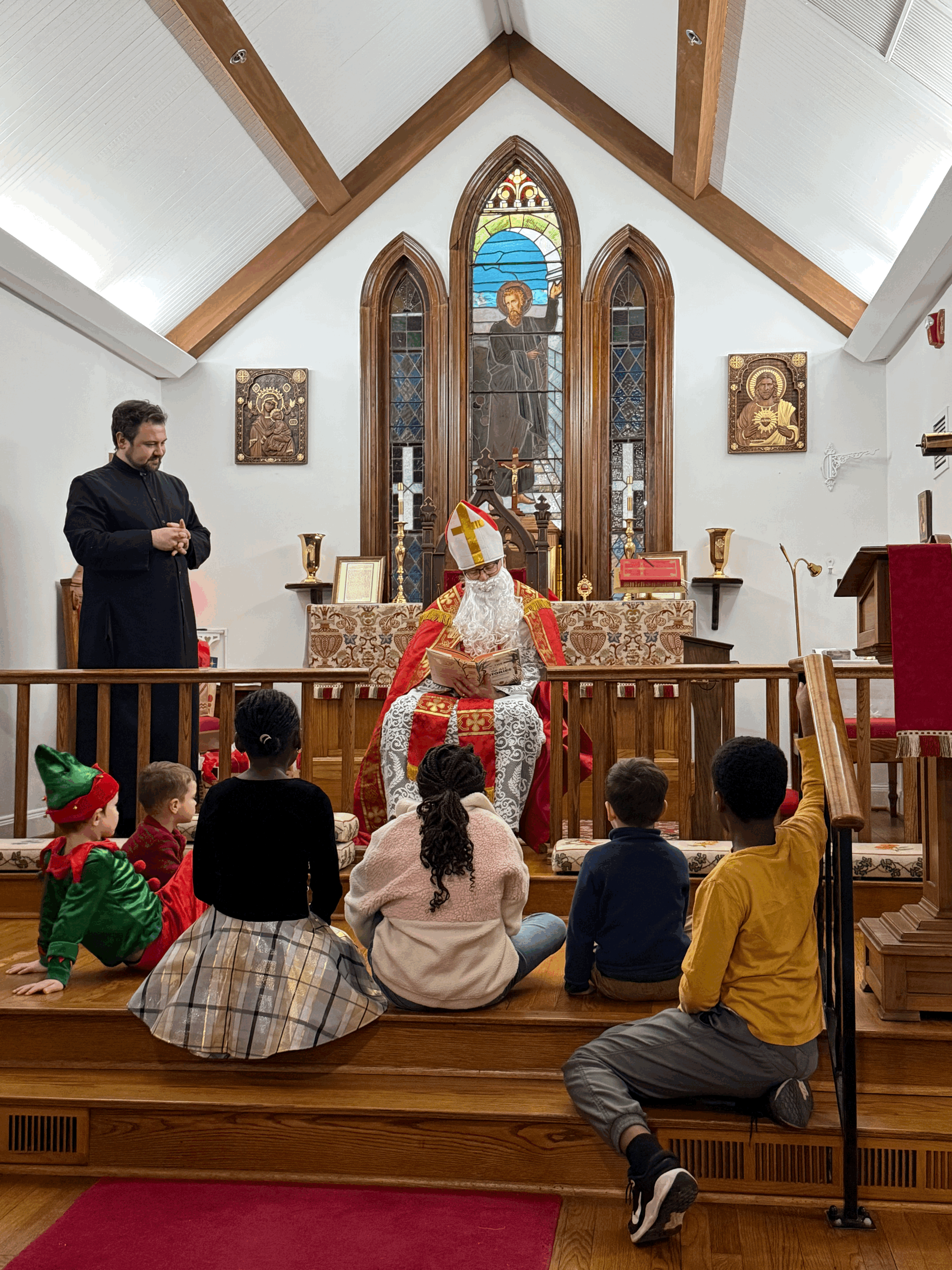 Breaking News: St. Nicholas Visits the St. Paul’s Jingle Mingle