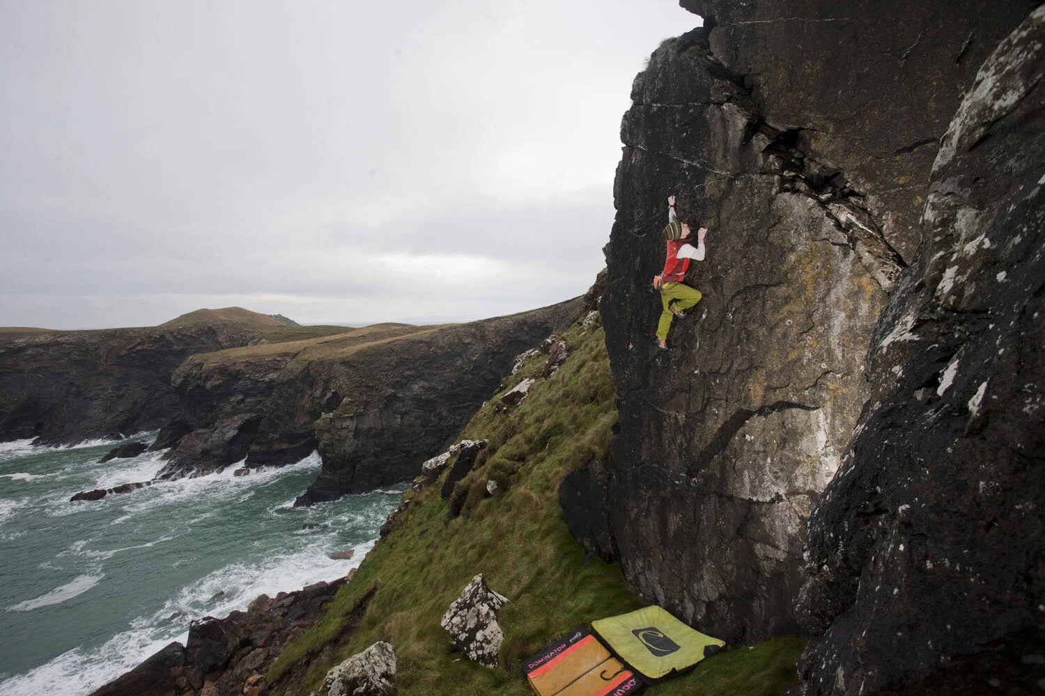  ollie climbing at pentire, cornwall 