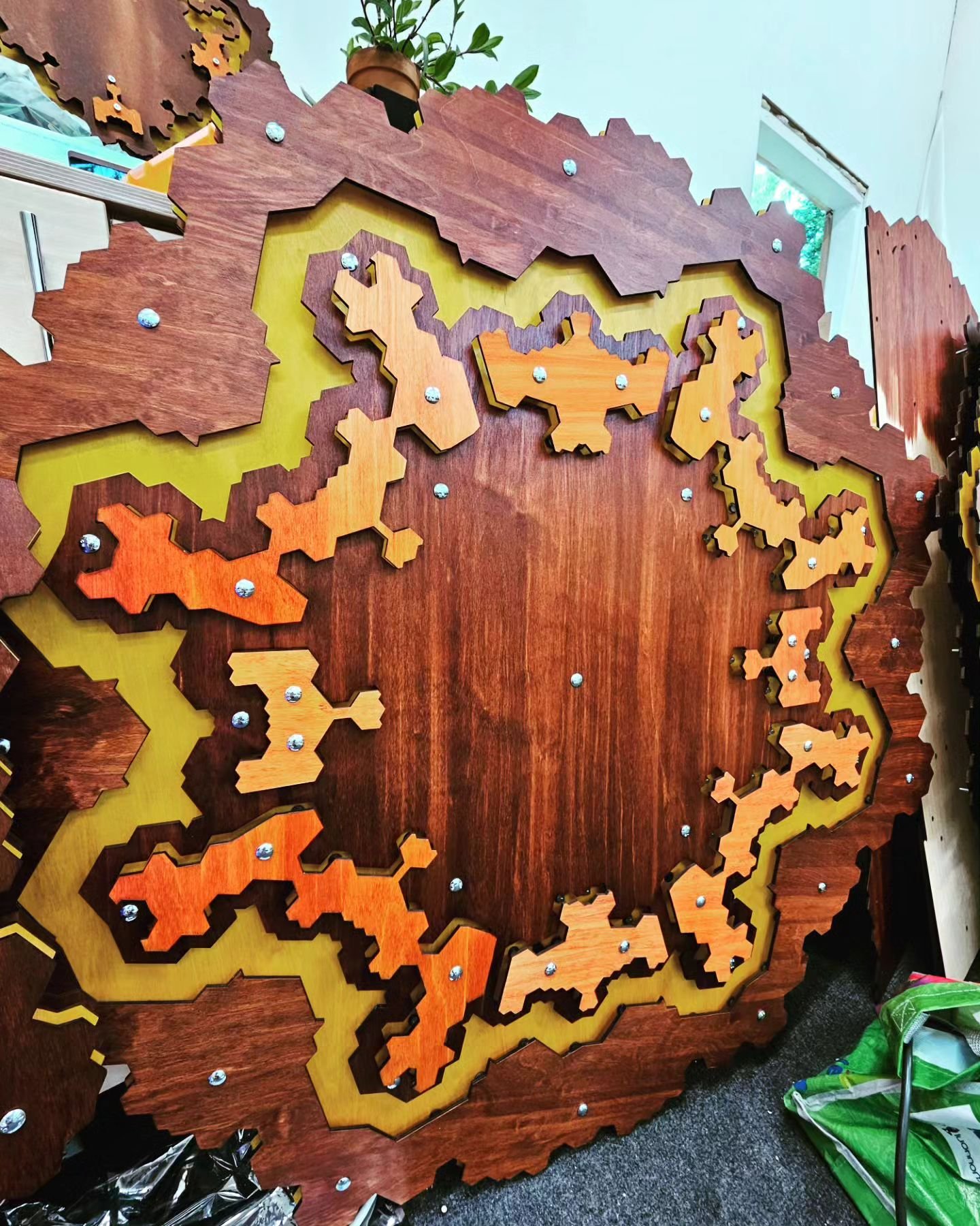 Some new stuff with @kivavisu for Kosmos Festival 2023.

#lasercutting #plywoodart #stagedesign