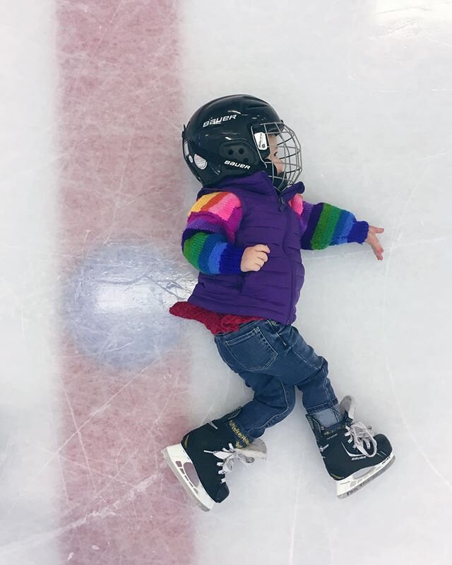 🇨🇦 Apparently this Canadian kid is a centreman! Now, she just needs to be able to stand up on skates.
⠀
🧒 Kids are funny, huh? I played hockey for almost my entire childhood. But, as an adult sitting in an arena isn&rsquo;t my #1 choice of past ti