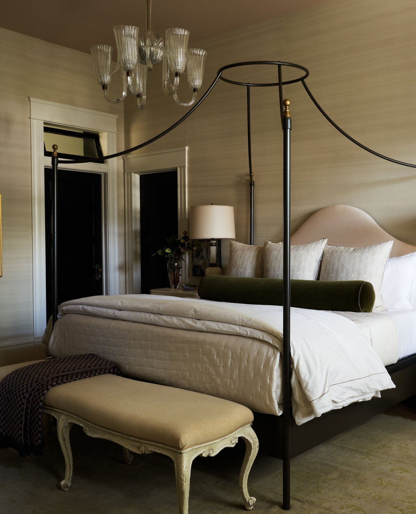 Springin' forward, but I'mma stay in bed. ⏰️ Daylight savings means a slow morning.⁠
⁠
Would love to be wasting the day in one of our beautiful beds!⁠
⁠
Julia Canopy Bed in a bedroom designed @laurenhaskettdesign⁠
shot by @jet1220.⁠
⁠
A custom bed fo