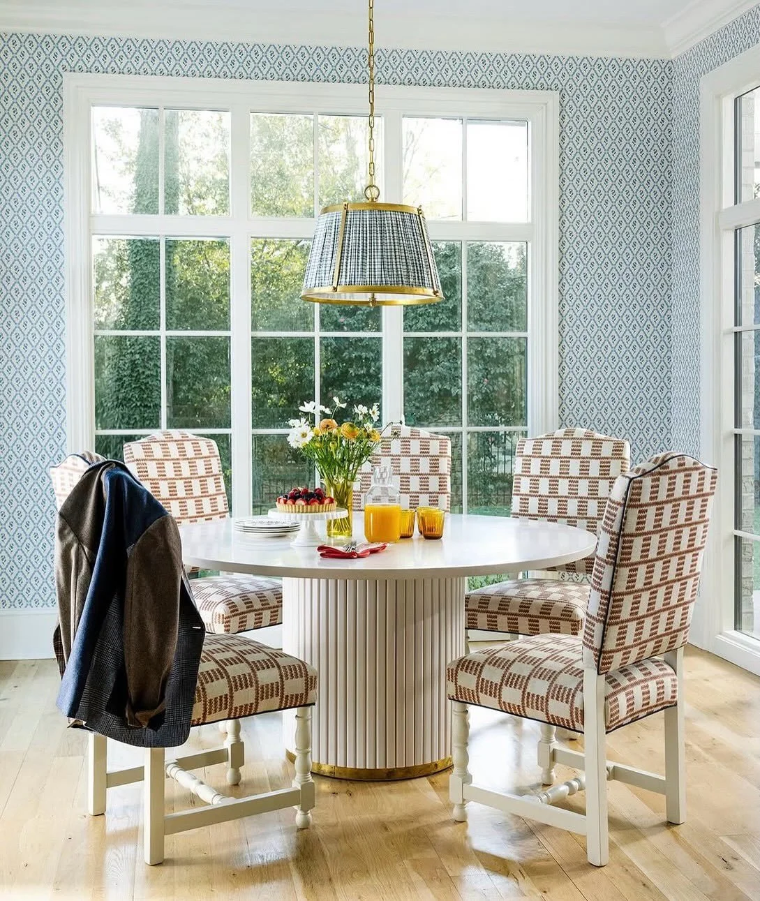 Springtime is finally here! Bright and sunny rooms full of life featuring our Audubon dining and coffee tables 🌱🌷

Shown in Antique white in a dining room by @maggiebdillon. Photo by&nbsp;@annarouth

Shown in natural oak by @itsmeminteriors. Photo 