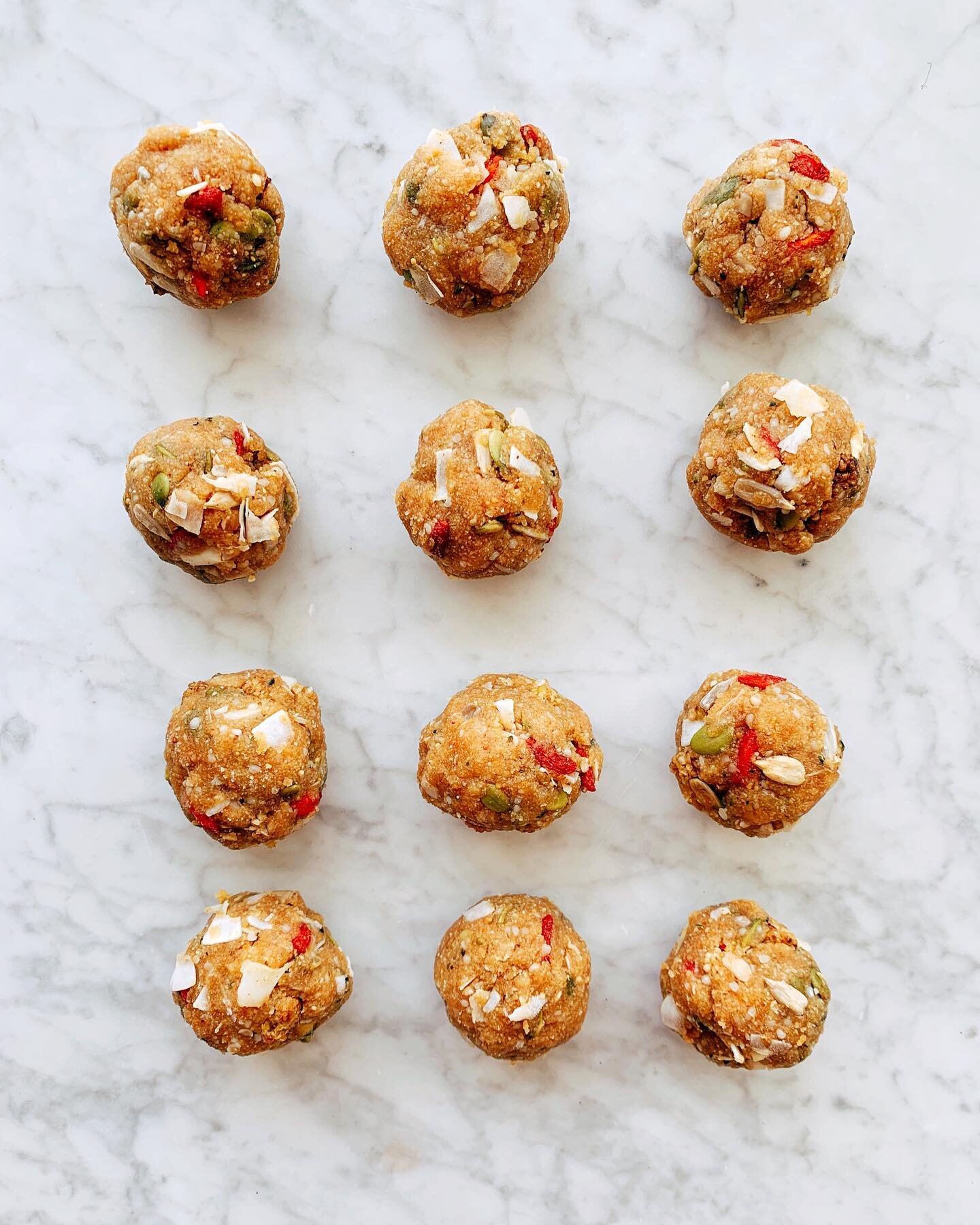 SUPERFOOD MACA BALLS! 💫 Made in partnership with @organictraditions 🌈 Energy balls are a favourite around here, and these seedy little hormone-balancing snacks are loaded with @organictraditions maca powder (with probiotics!) for women and nutritiv
