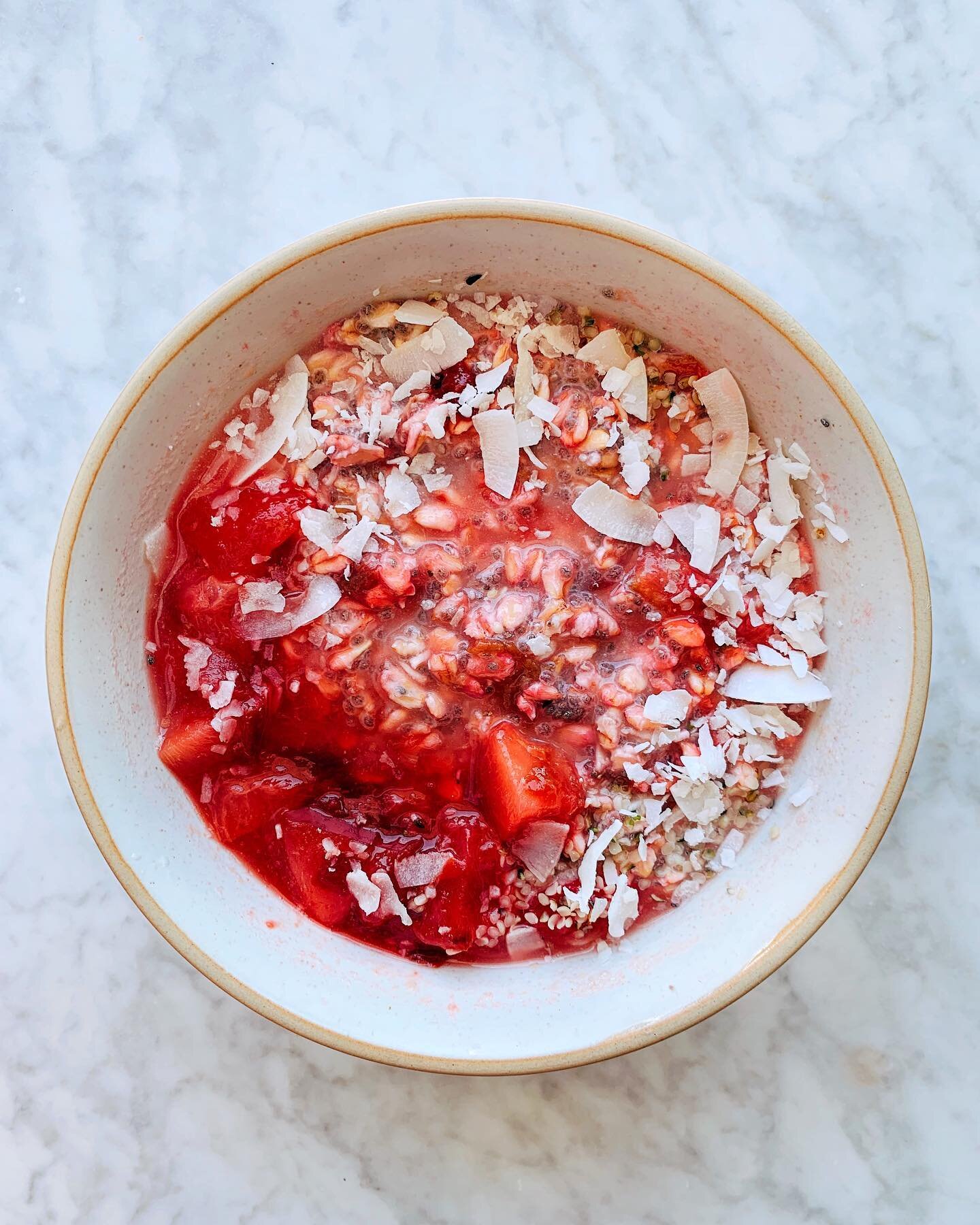 OVERNIGHT PLUM CAKE OATS 🍚🌺✨ These sweet, juicy, creamy oats taste like your favourite fruit crisp - but made for breakfast, with no baking required. 💫

1/2 cup rolled oats (I used sprouted oats)
1 tbsp chia seeds
1 tbsp maple syrup 
1/2 cup cocon