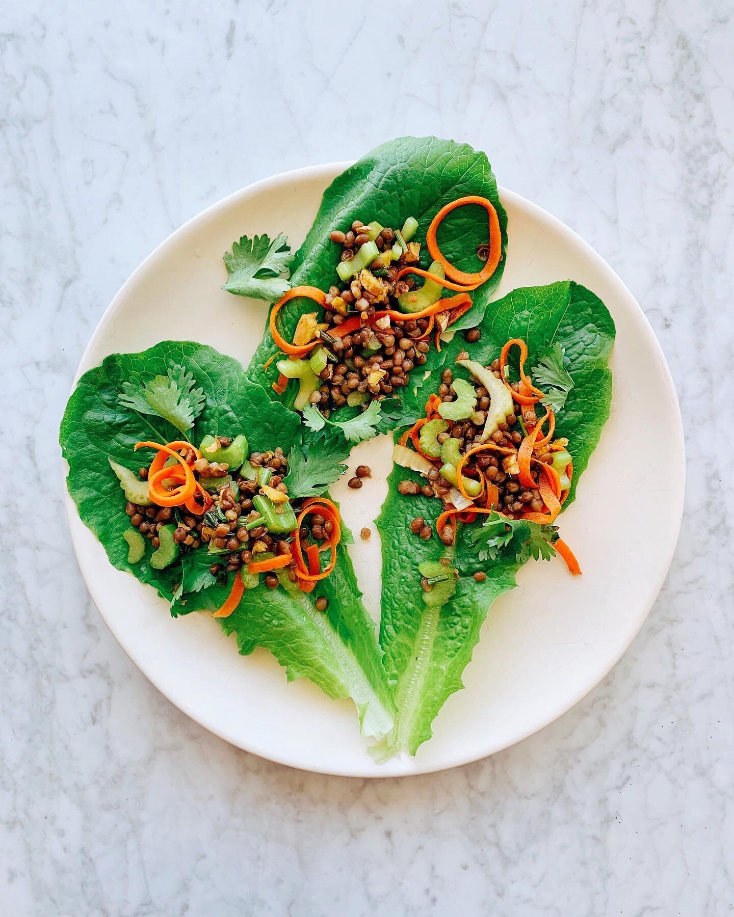 LENTIL LETTUCE WRAPS for Summertime lunchin&rsquo; 💫 These wraps from the @theclass cleanse are the simplest lunch on warm July days, when it&rsquo;s just too hot to be in the kitchen. 🥵 Made with @edenfoods soaked lentils, carrot spirals, saut&eac