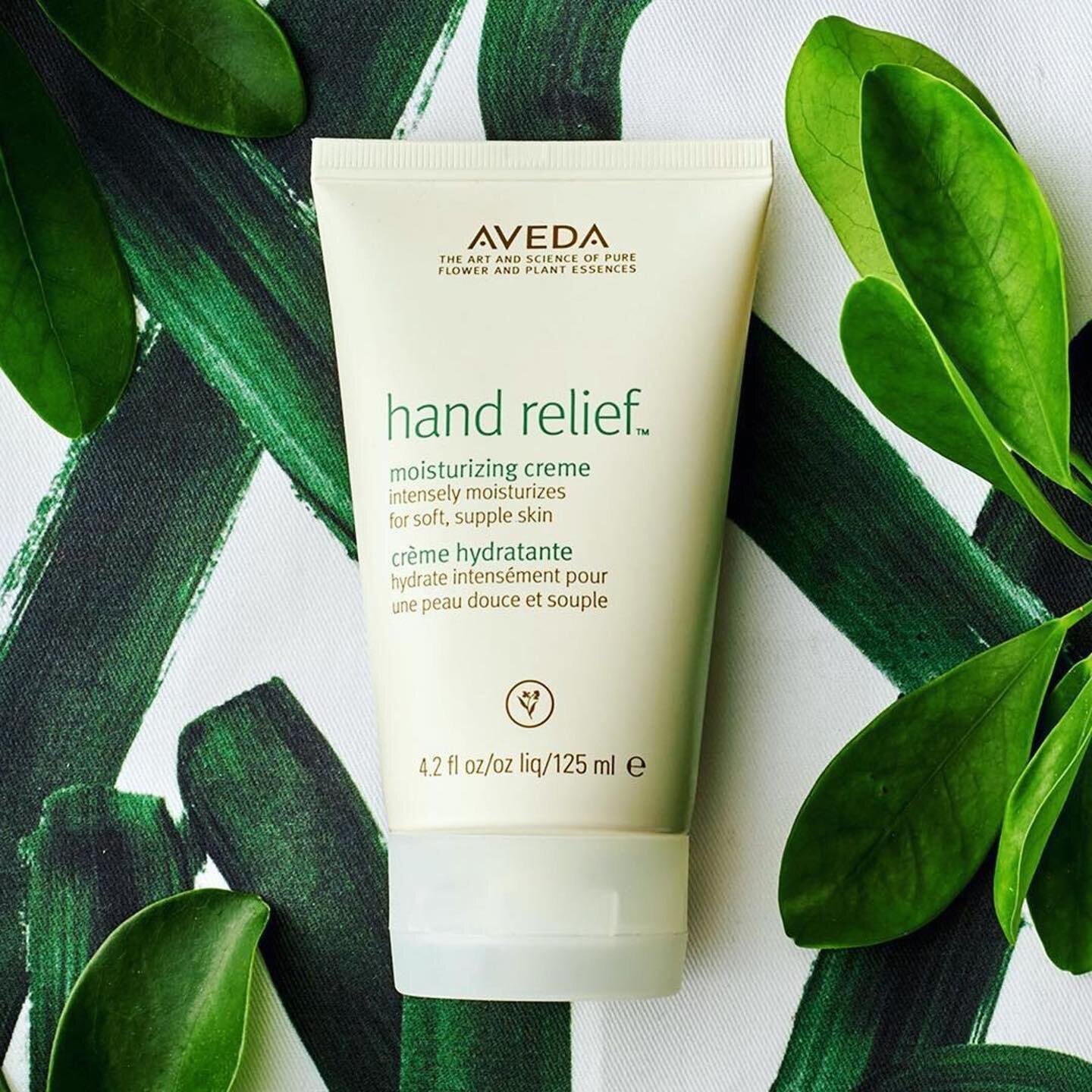 🌱 HAND RELIEF: Rich hand creme intensely moisturizes dry hands leaving them noticeably softer and smoother. Andiroba oil and other plant hydrators help infuse skin with nourishment for moisturized, soft hands.
FREE FROM: Parabens, Mineral Oil, Petro