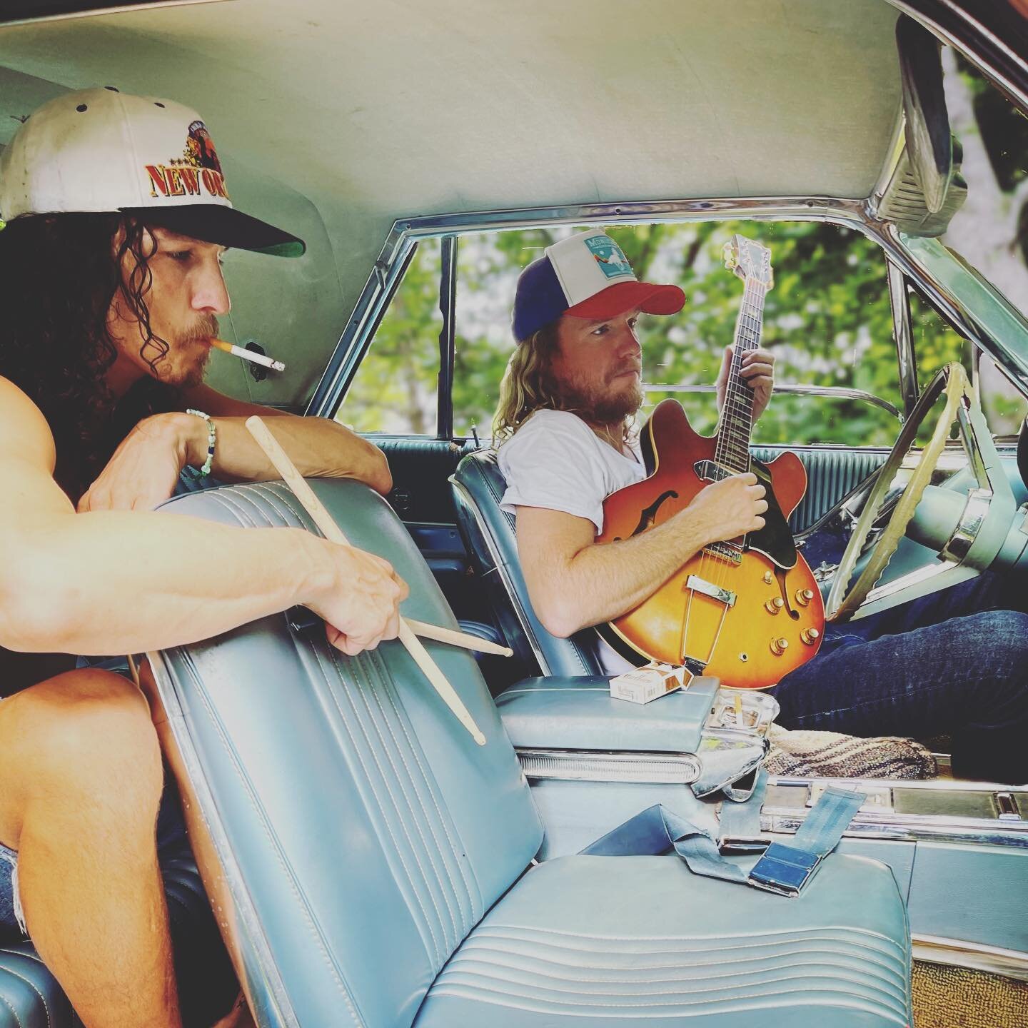 &ldquo;She said the best country singers die in the back of classic cars.&rdquo;
#ford #thunderbird #65 #gibson 📸 @michael2ryan  @gibsonguitar