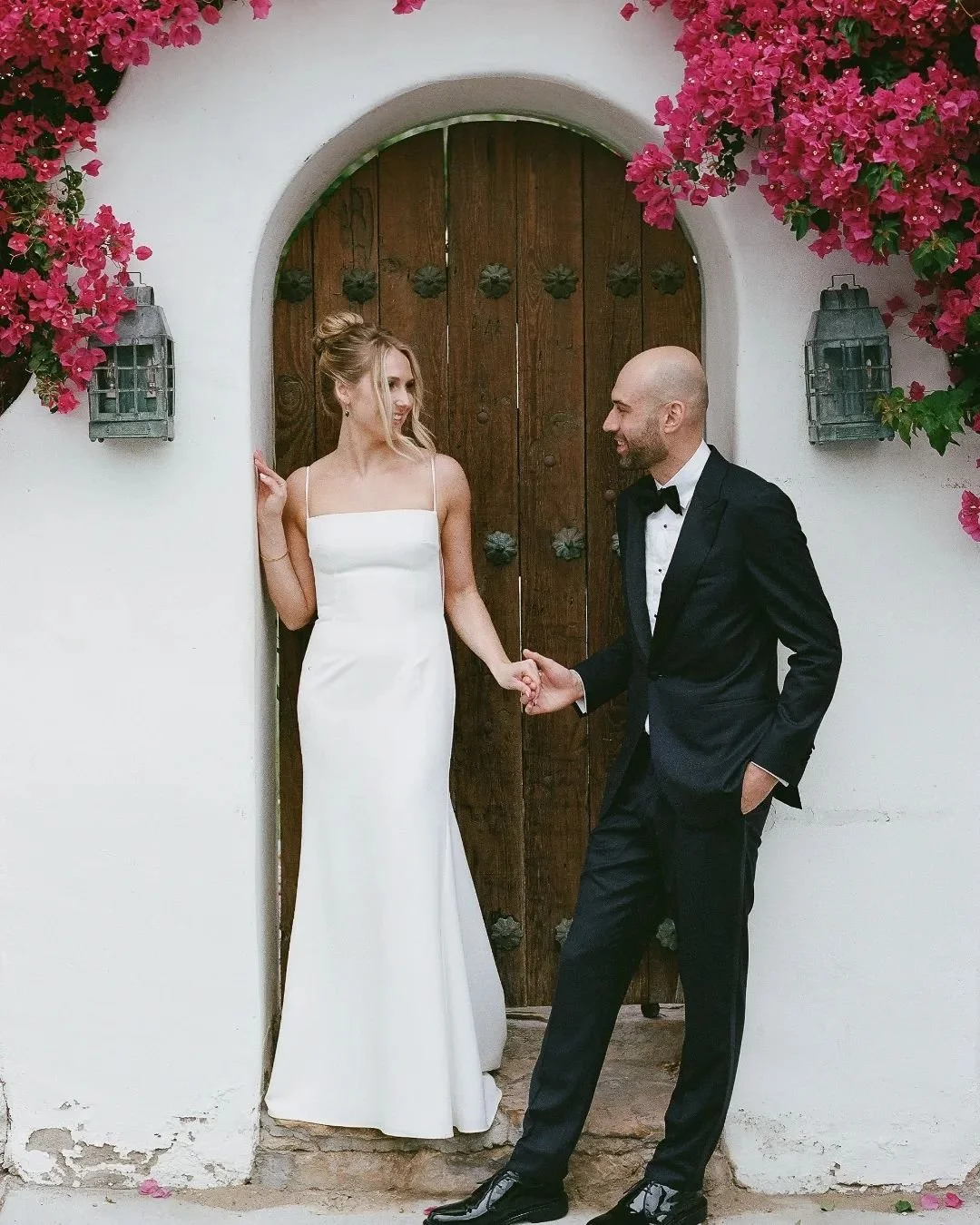 Austin + Emily 🌸

Wedding Planner @the_weddinggirl 
Band @dartcollective 
Bar &amp; Beverage @jucybartending_ 
Beauty @chelseanicolemh 
Catering @harvest_kitchen 
Desert @overtherainbowdesserts 
Florals @fleuralchemy.co 
Officiant @rabbisaraabrams
P