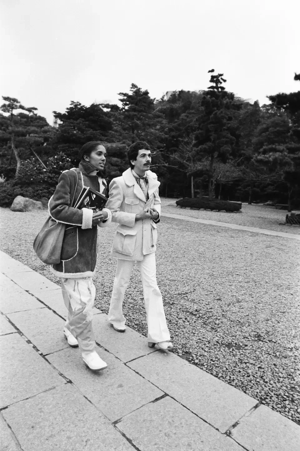 Deborah King Santana, left, and Carlos Santana visiting Kotoku-in Temple (Kamakura Great Buddha) on a day off during Sanatana’s second tour of Japan on Dec. 4, 1974. Koh Hasebe/Shinko Music/Getty Images