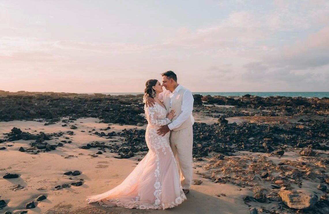 Special moment captured by @lauragassphotography this week with Adaliya and Patric&rsquo;s elopement. 🥰
#broomeweddings #novemberweddings #broomephotographer #broomecelebrant