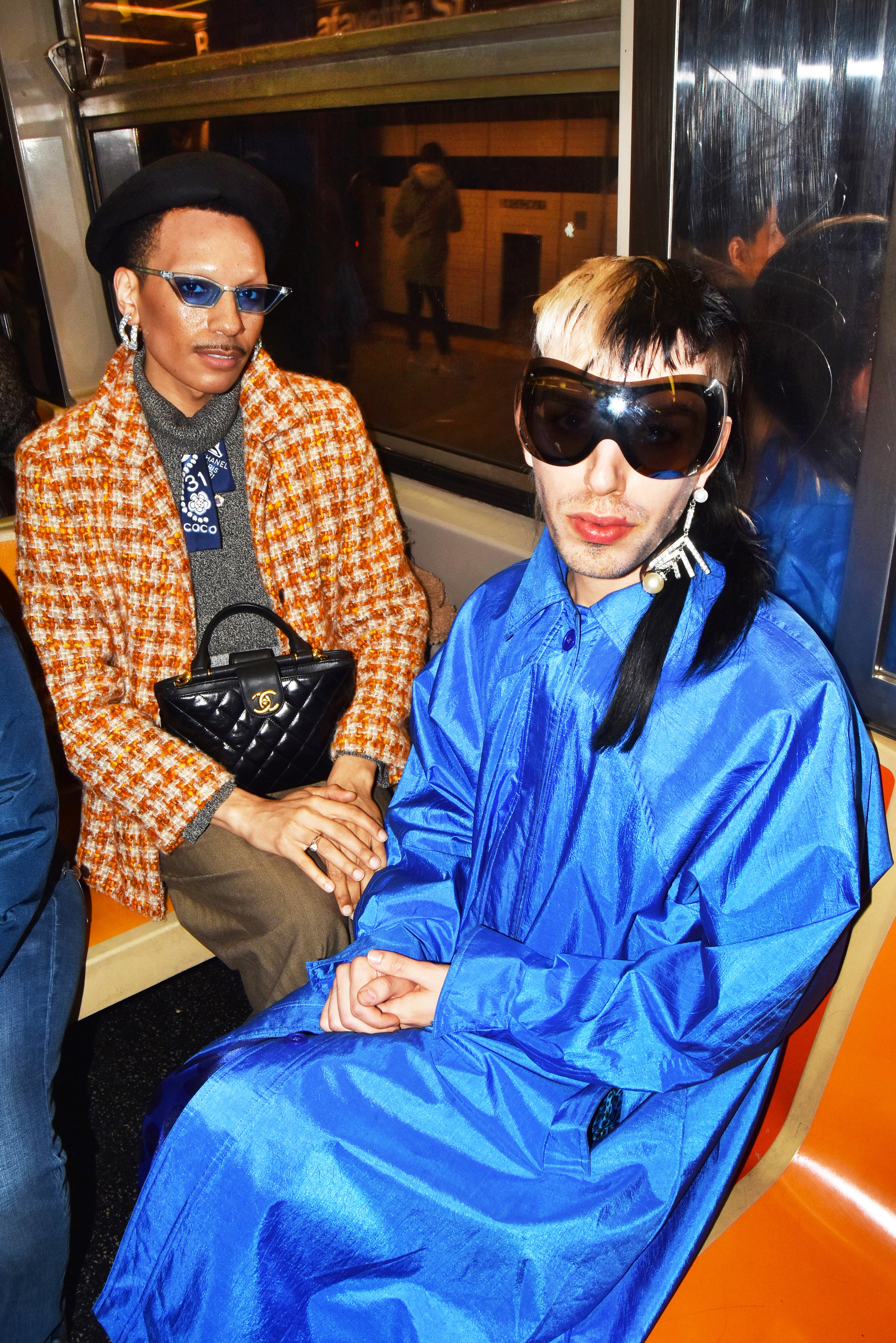  Stylish subway duo. 