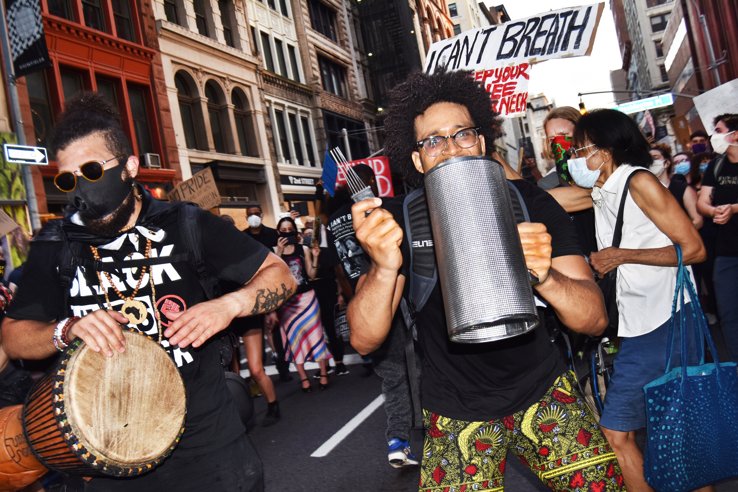 BLM dance protest with a güira on Broadway. 