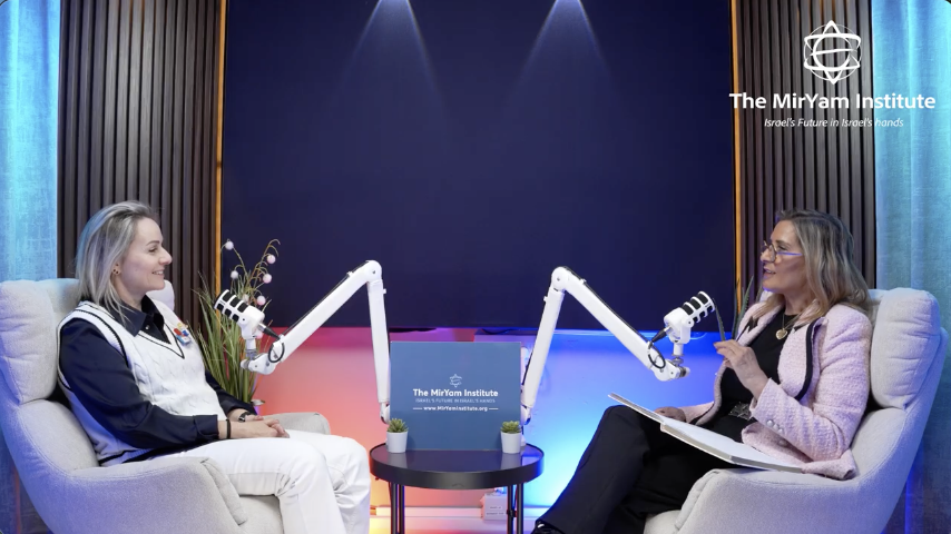 HEBREW PODCAST: כשקוביות מדברות: איך לגו משנה חדרי ישיבות ארגוניים