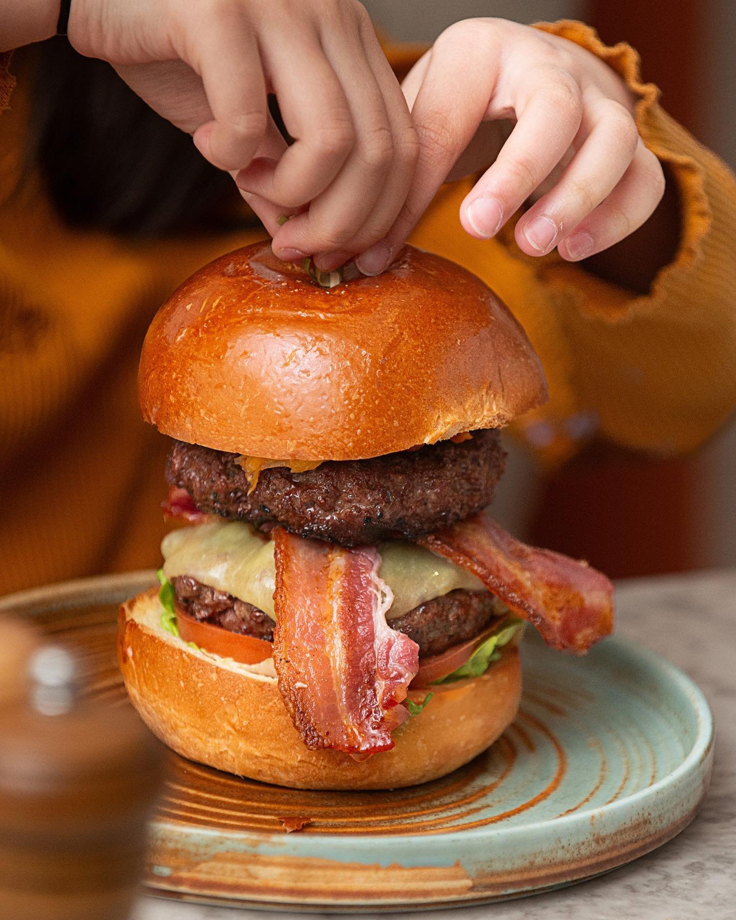 We&rsquo;ve told you about our steaks but have we mentioned our burgers? 

Make tonight a burger night down at kindling on east street 🤤🍔 

#steak #kindling #meat #sussexfoodie #brightonfoodie #food&amp;drink #goodfoodguide #charcoalgrill #steakhou