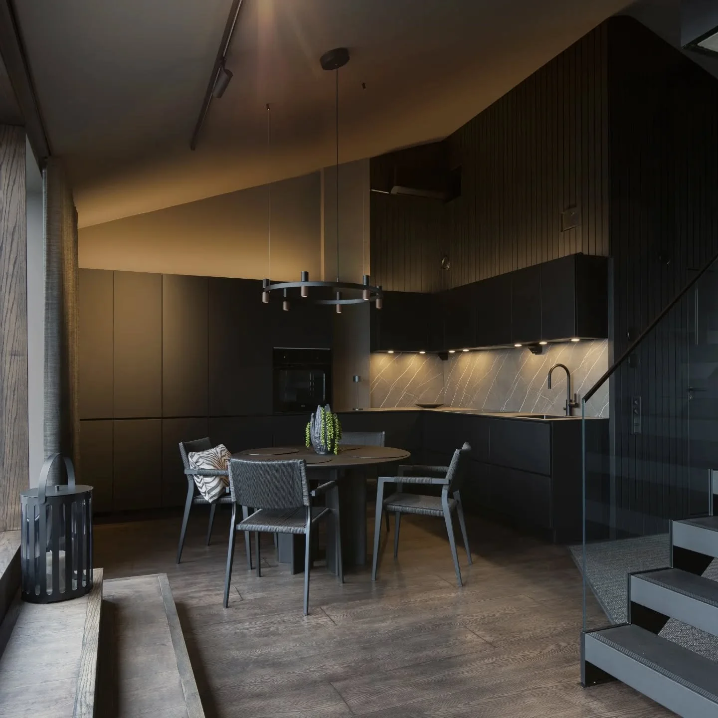 Musta keitti&ouml; valkoisten pintojen rinnalla on mun mielest&auml; liian jyrkk&auml; kontrasti ja n&auml;ytt&auml;&auml; silt&auml;, kuin keitti&ouml; olis suoraan sanottuna vaan &quot;heitetty&quot; tuonne, koska &quot;halutaan musta keitti&ouml;&