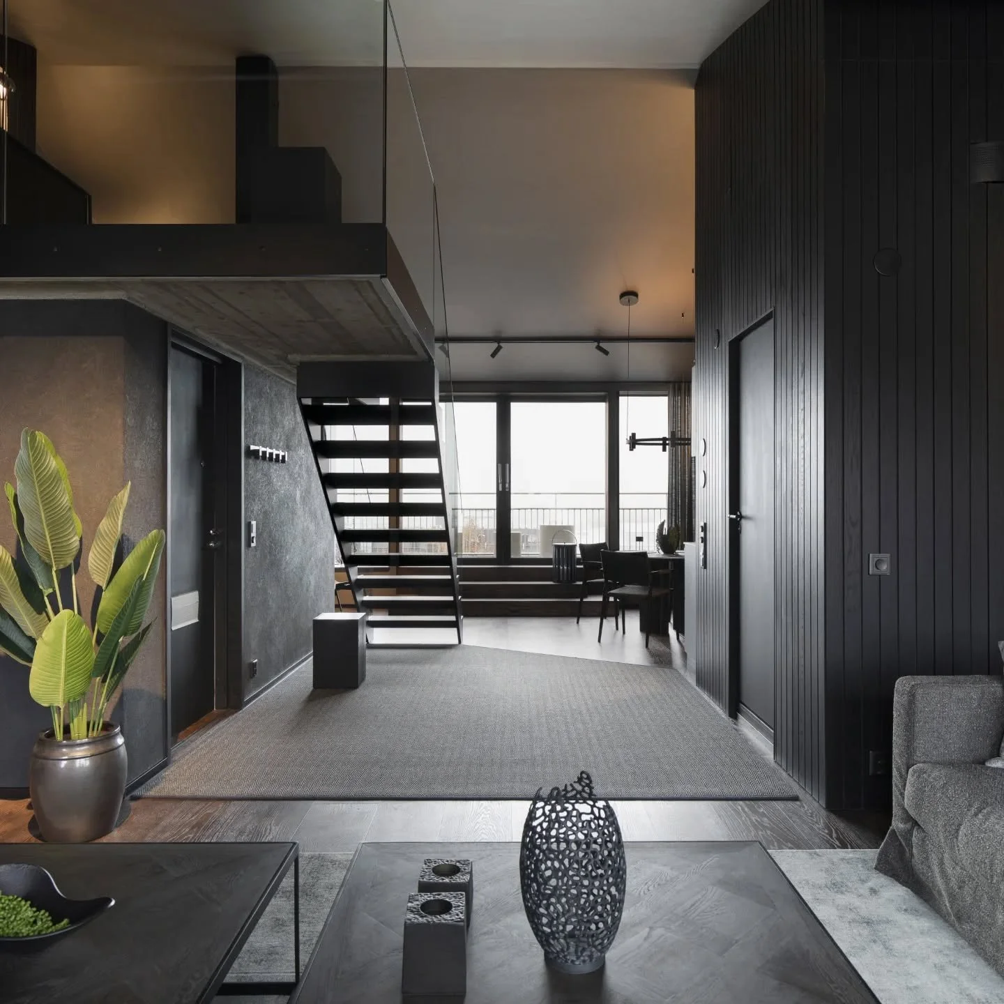 Kaikki vaalea ei ole levollista. Eik&auml; tumma tee tilasta synkk&auml;&auml;.

Valkoiset ja hyvin vaaleat pinnat heijastaa hyvin valoa. Lopputulos voi olla raikas, mutta TUNTUA yll&auml;tt&auml;v&auml;n kovalta, kolkolta ja steriililt&auml;.

Tumme