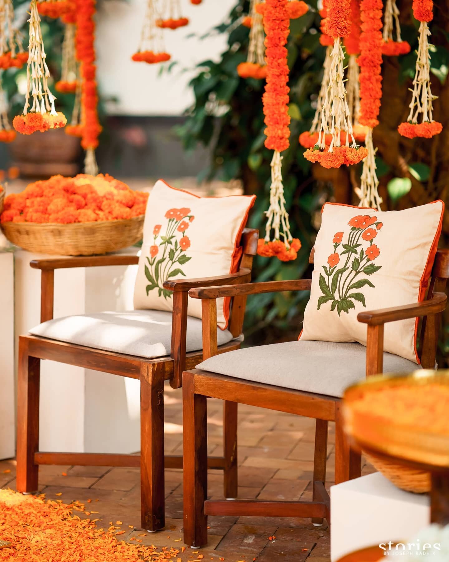A union of two cultures, the haldi resonated Sanjanas Tamil heritage. The banyan tree draped with marigolds formed the perfect backdrop to the ceremony.

Sanjana + Jasprit
March, 2021 
With  @theweddingfilmer @storiesbyjosephradhik

#weddingsbydevika