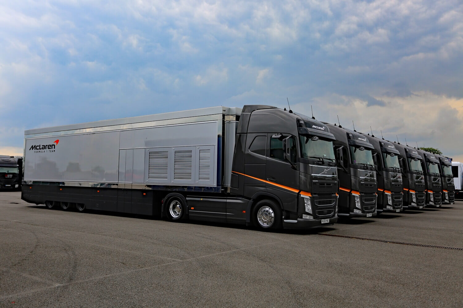 TaT_McLaren-Volvo-Trucks-fleet-Silverstone_0821.jfif