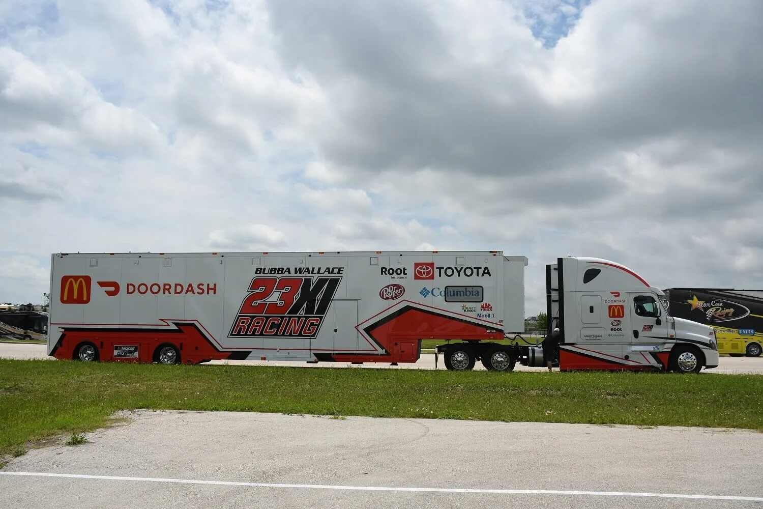 TaT_23XI-Racing-Freightliner-Cascadia-hauler-Texas_0821.jfif