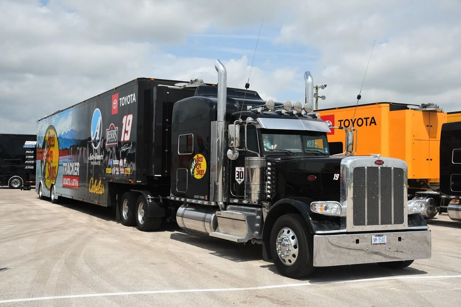 TaT_Stewart-Haas-Racing-Peterbilt-hauler_0821.jfif