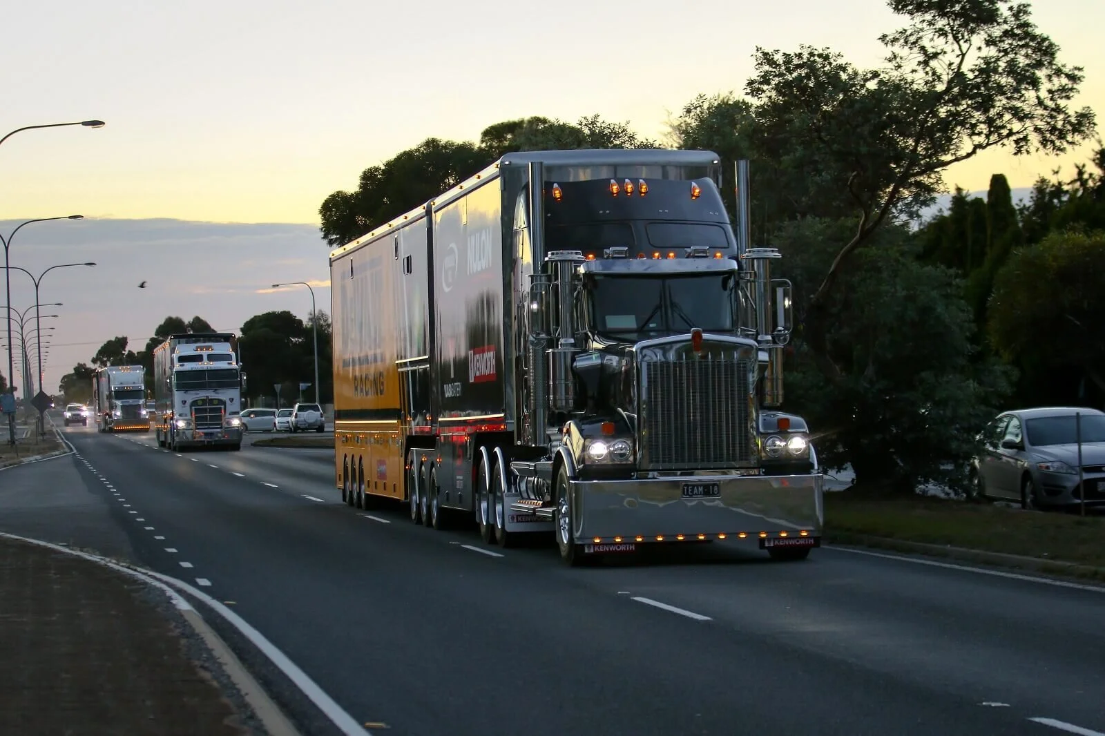 TaT_Supercars-transporter-parade-Kenworth-T909_0821.JPG