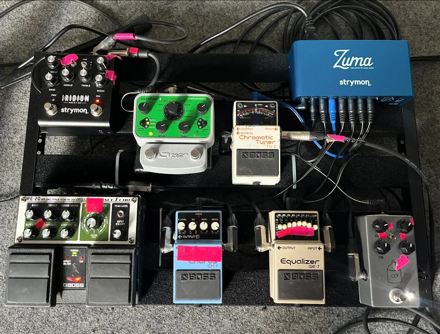 After / Before 🖤
New pedalboard after almost 10 years of a dirty cardboard wrapped in a Ikea bag 😅 
#pedalboards