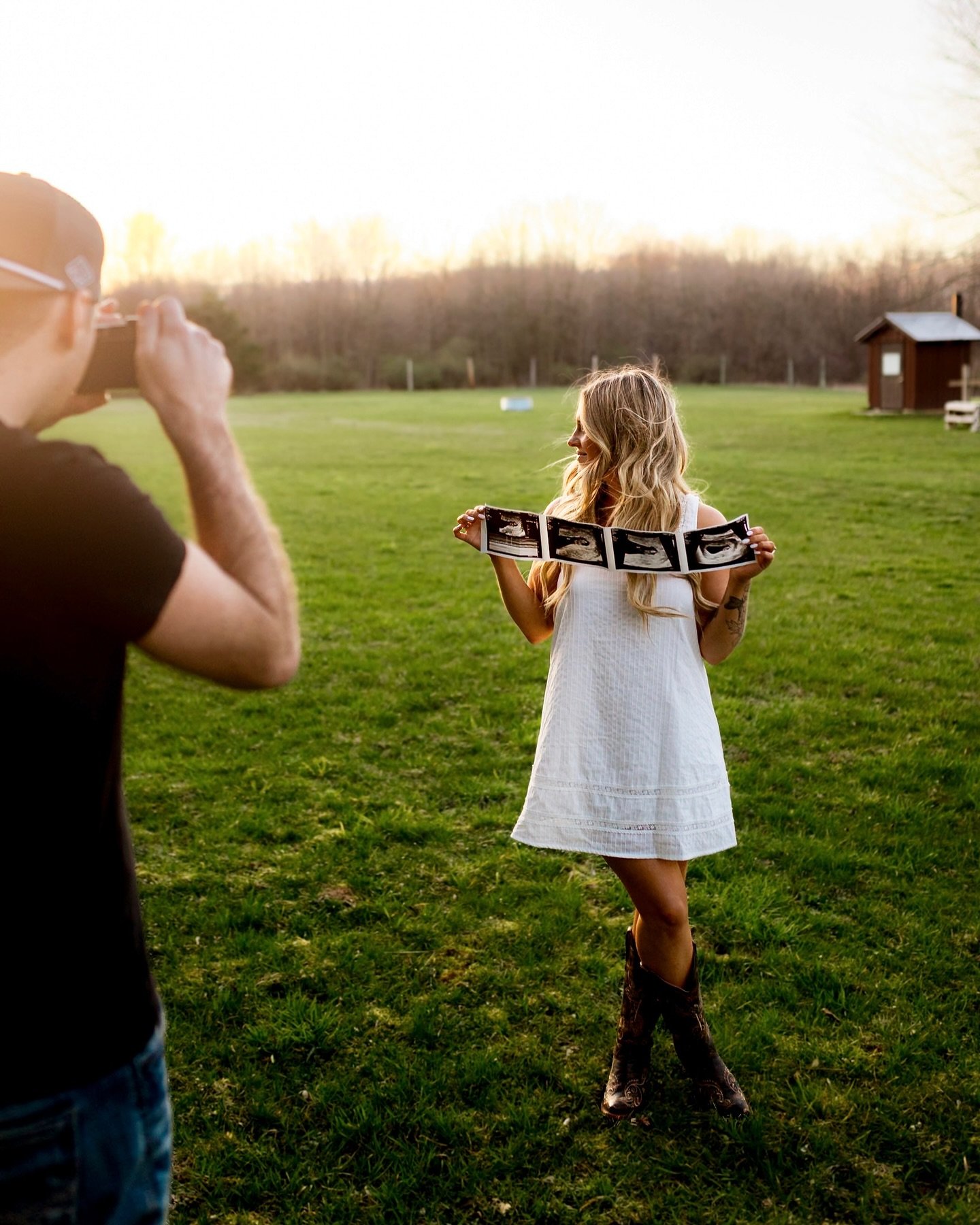 The more you celebrate your life, the more there is in life to celebrate. How lucky I am to make sure those celebrations are documented. 📍💌

#engagmentphotos, motherhood, #babyannouncement, baby in bloom, love story, #chasingsoulstories, soulmates