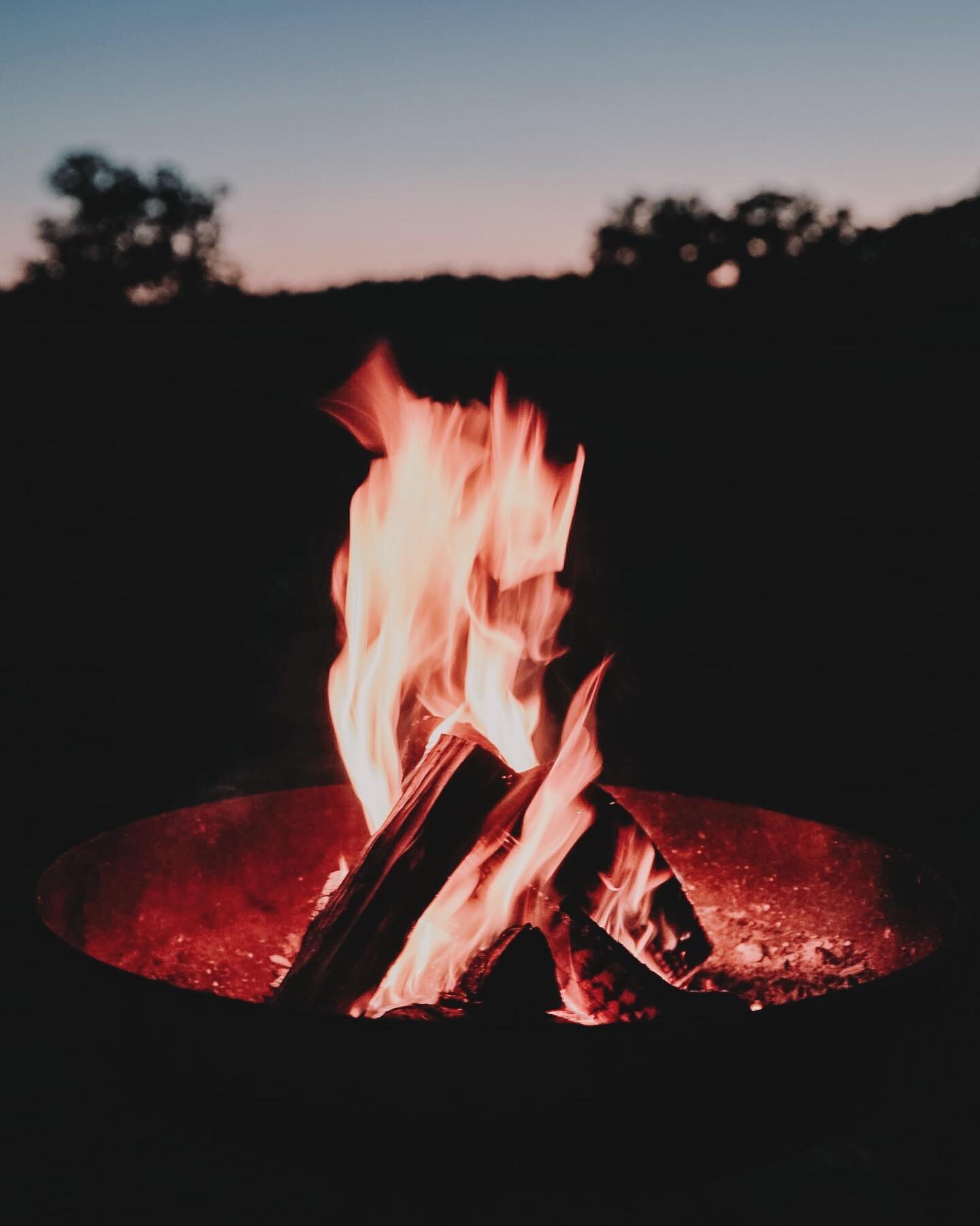 The smell of wood fires in the evening air, and a cold beer under the stars with a few mates. It&rsquo;s that perfect atmosphere where summer meets autumn. Going to take advantage of this as much I can in the coming weeks 🔥 🏕 🏍 
↟
↟
↟
#TravelBlogg