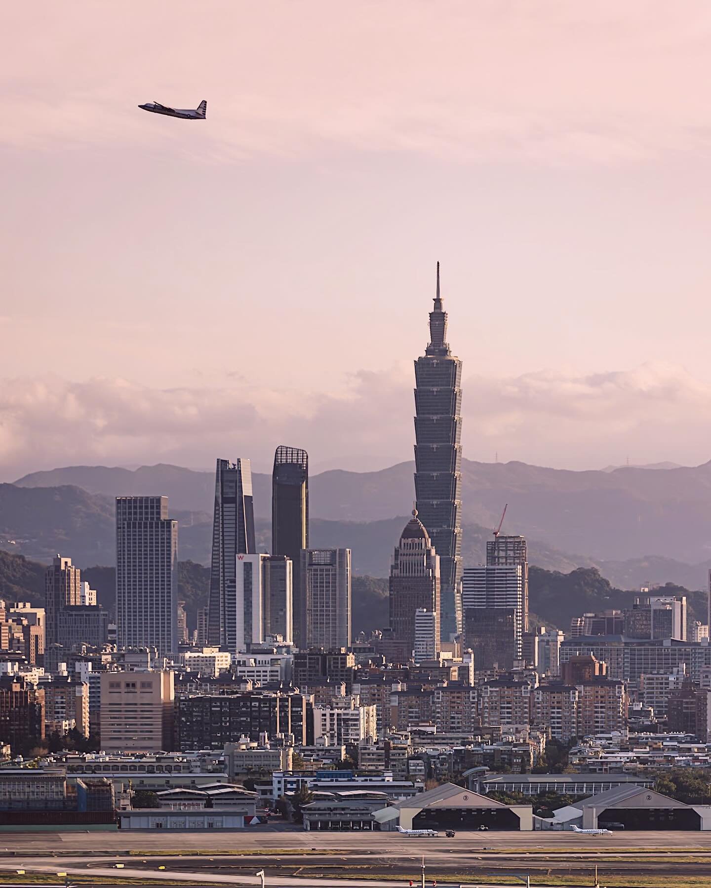 Impressions of Taiwan

Looking back at an unforgettable trip to Taiwan in February 🇹🇼
↟
I hiked along dramatic cliffs on the Bitoujao Trail, got happily lost in Taipei&rsquo;s blend of modern architecture and international foods, and sampled every 