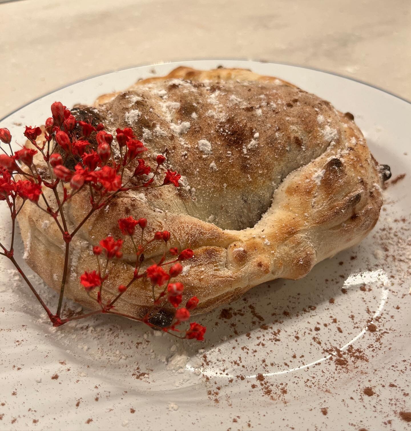 How can you say no to a Chocolate Calzone?! 🍫😋
.
.
.
.
.
.
.
#christmastreat #calzone #chocolatecalzone #chocolate #chocolateloverz #chocolatelove #bazandfred #brixtonvillage #sweetchristmas #dessert